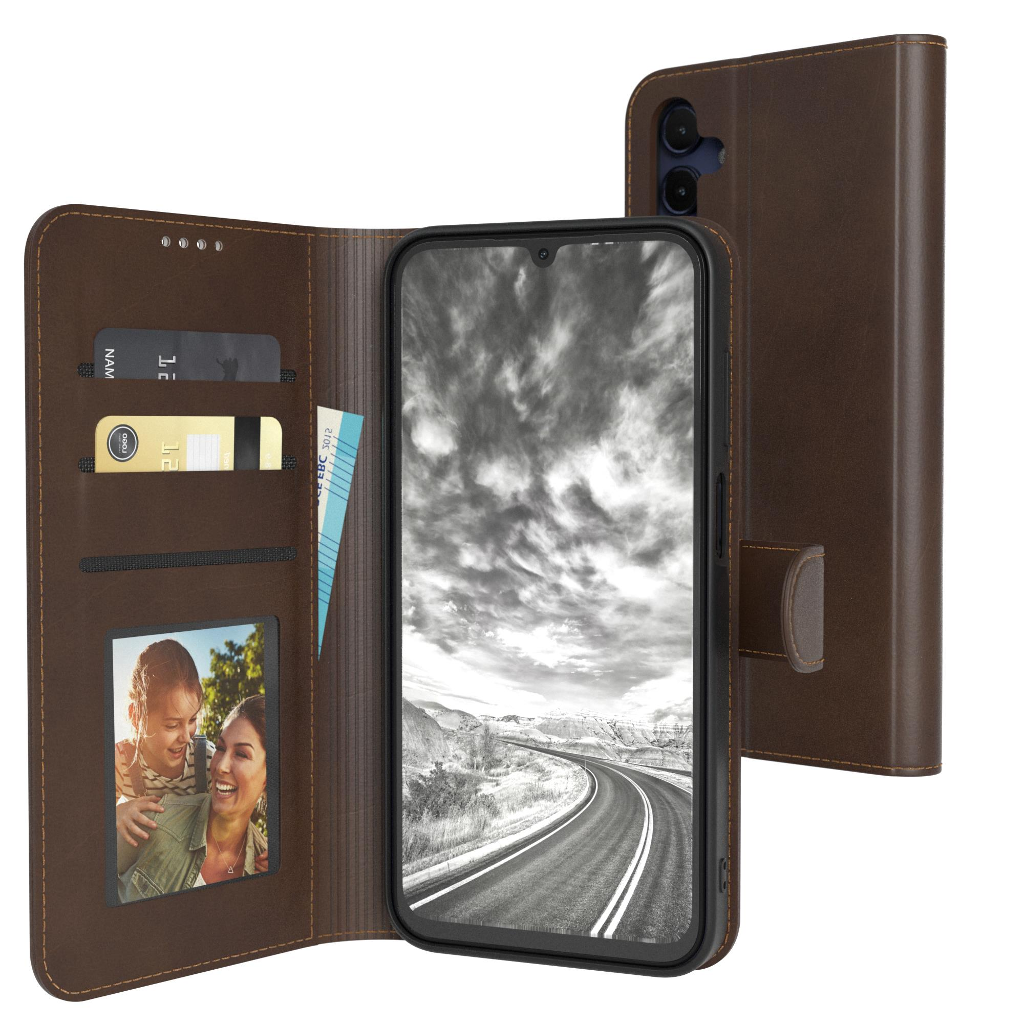 Eine braune Handyhülle, die ein Telefon mit einem Straßenbild, Karten und einem Familienfoto zeigt.