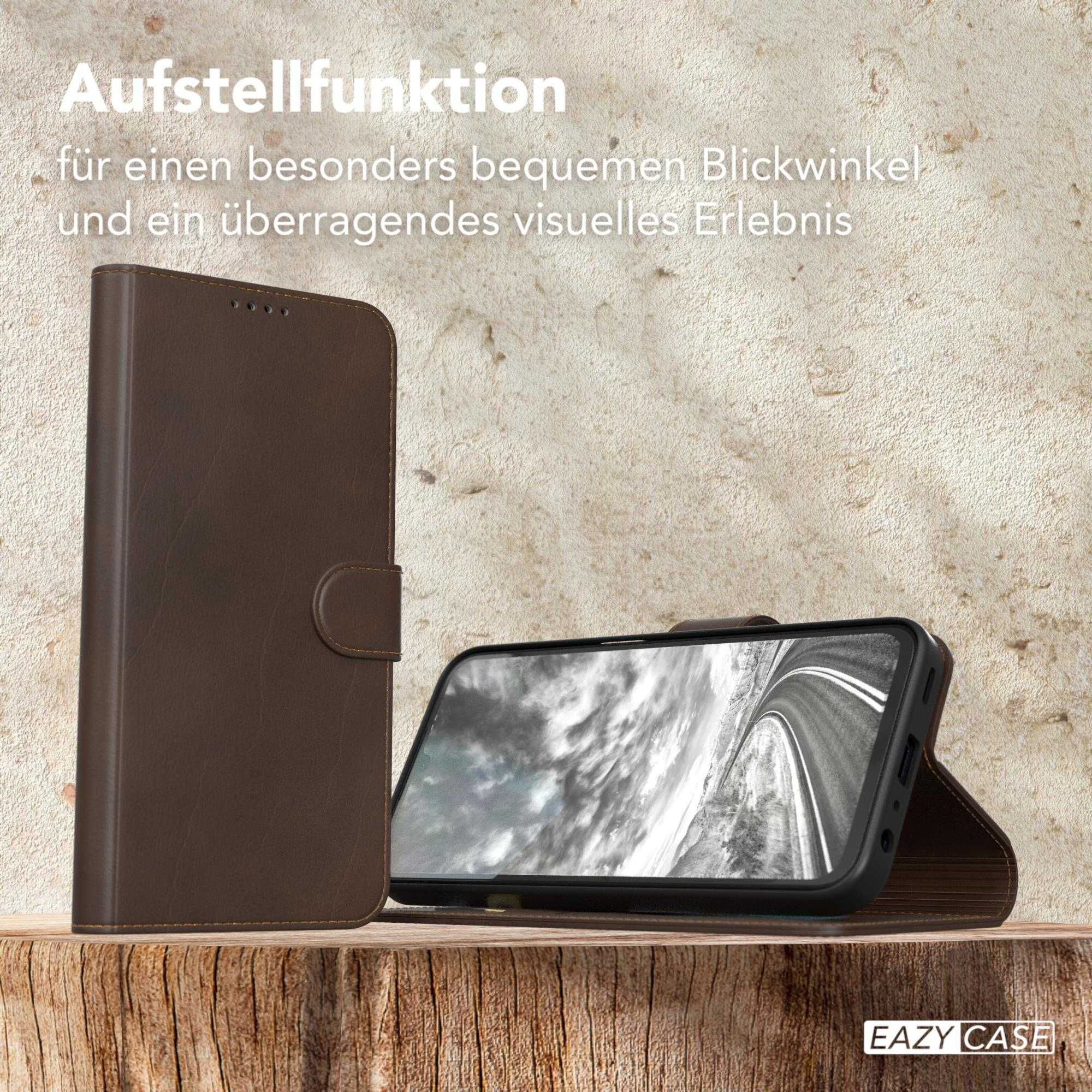 Geöffnete braune Leder-Handyhülle mit Telefon, auf Holzoberfläche.