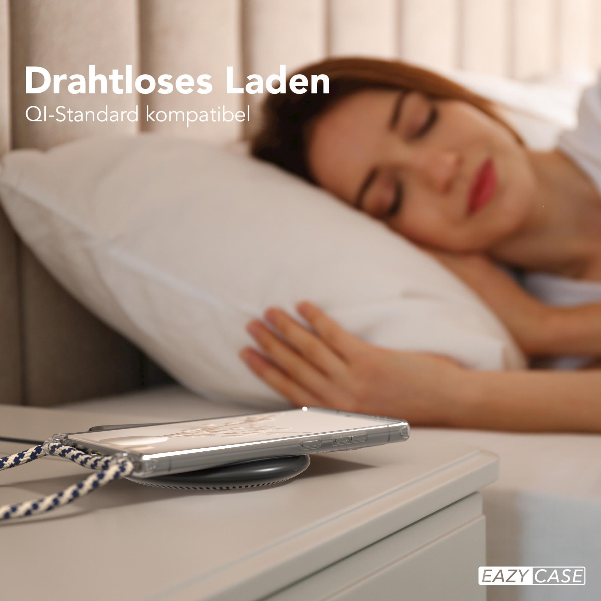 Schlafende Frau im Bett, Telefon auf einem kabellosen Ladegerät auf dem Nachttisch.