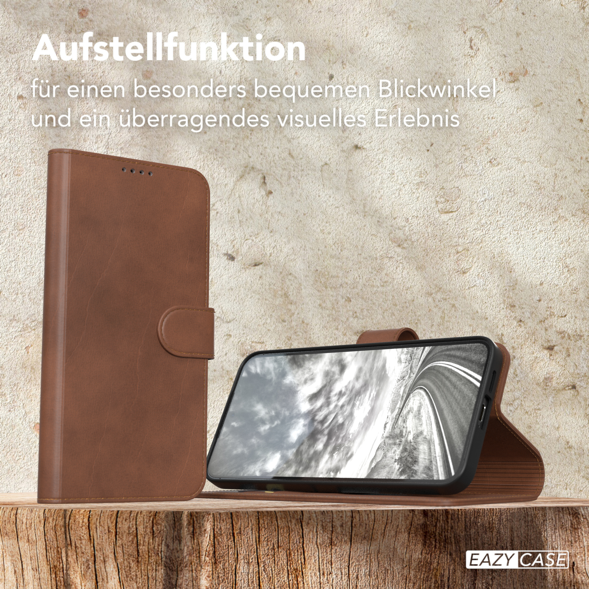 Braune Handyhülle in Standposition, mit Telefon darin. Der Hintergrund ist eine Steinmauer.