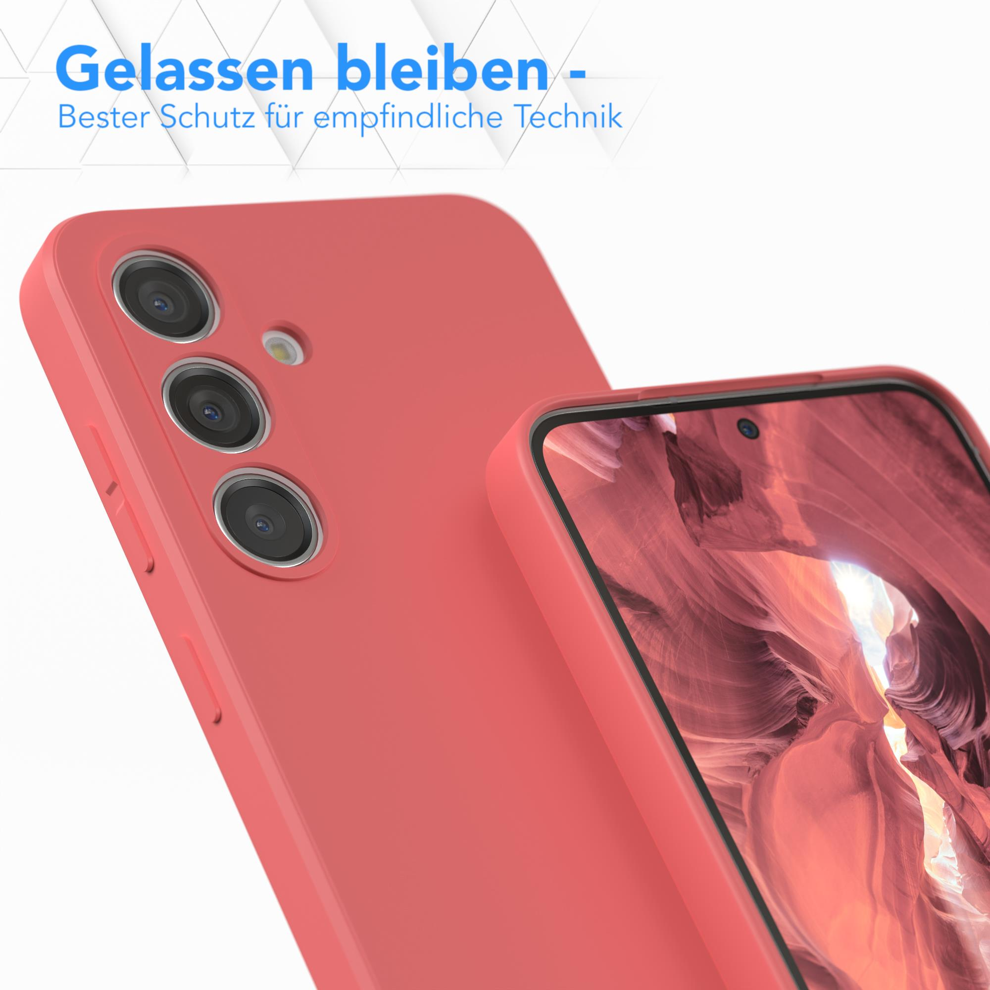 Nahaufnahme einer korallenfarbenen Handyhülle. Zwei Kameras sind sichtbar. Eine zweite Hülle ist im Hintergrund.