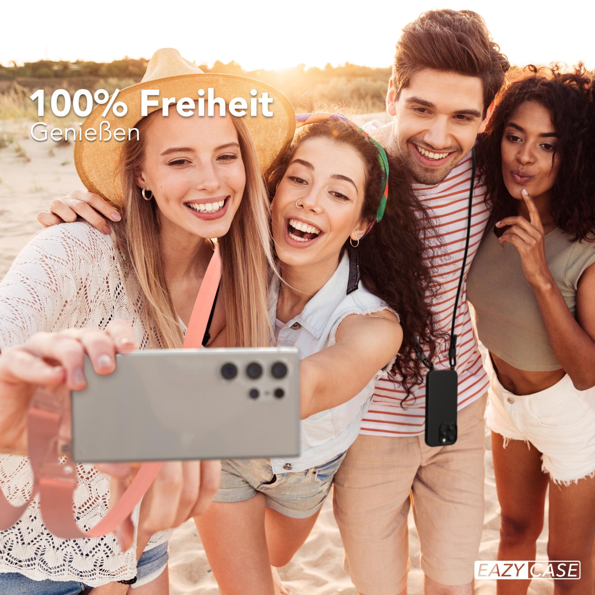 Vier Freunde machen Selfie mit Telefon, tragen Telefonriemen.