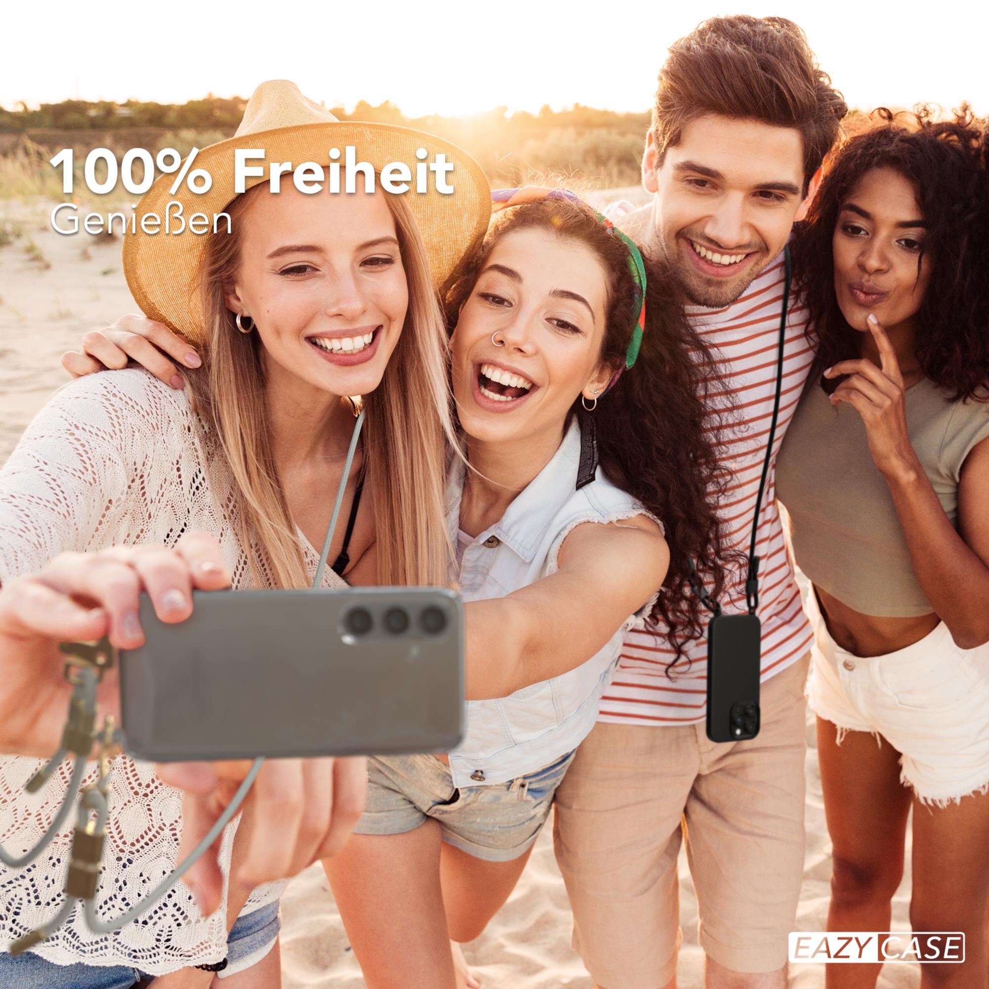 Vier Personen machen ein Selfie am Strand. Text: 100 % Freiheit, Genießen. Graues Telefon mit Band.