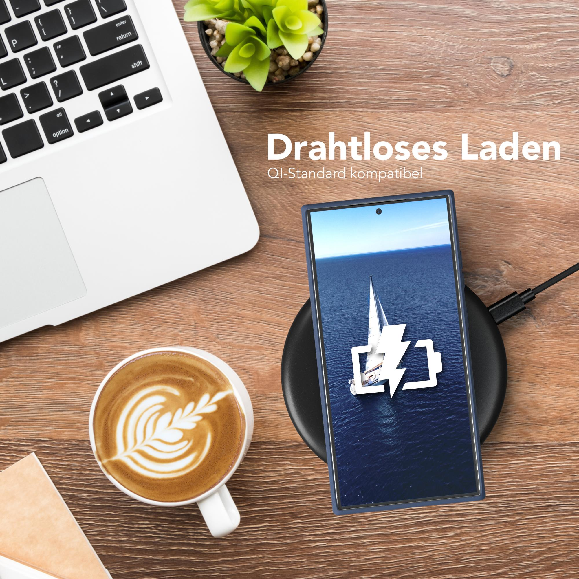Telefon auf kabellosem Ladegerät, mit Latte Art, Laptop und Kaffeetasse. Qi-kompatibel.