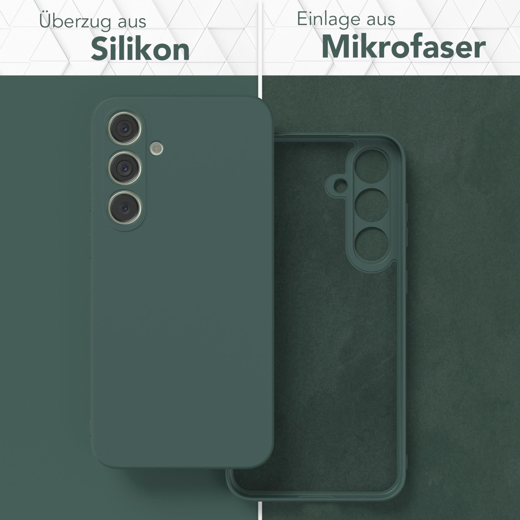 Handyhülle mit Telefon darin. Grüne Silikonhülle und Mikrofaser-Einsatz. Dunkelgrüner Hintergrund.