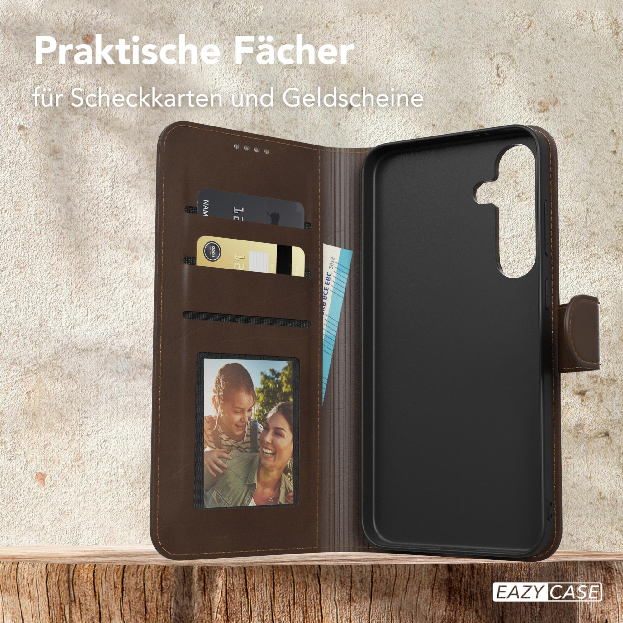 Braune Leder-Handyhülle geöffnet, mit Kartenfächern, Geld und Bild. EAZY CASE Logo.