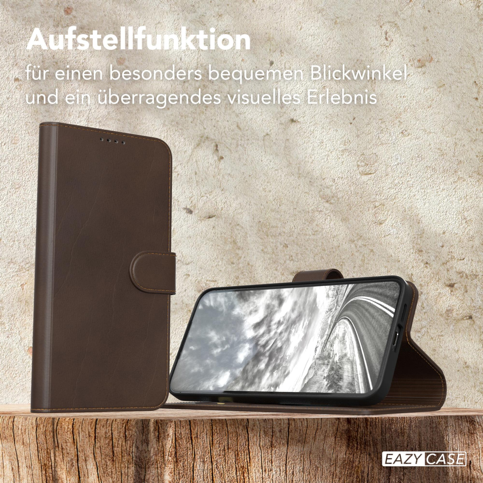 Braune Handyhülle, geöffnet mit Telefon, auf Holzoberfläche. Das Telefon ist angewinkelt.