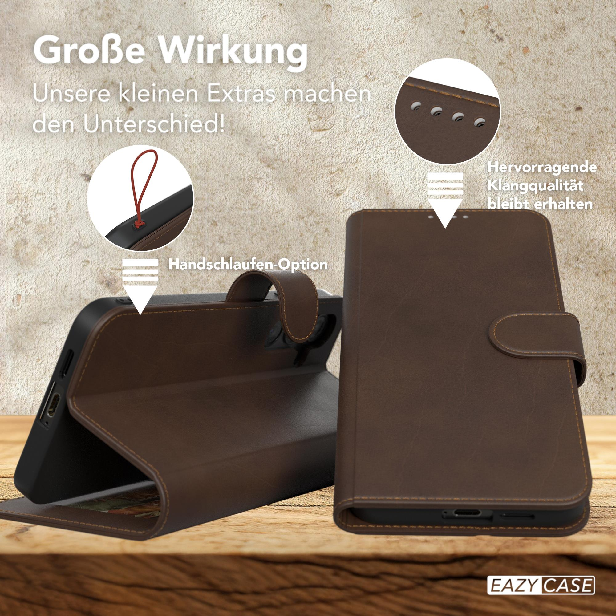 Braune Leder-Handyhülle, offen. Text: Handschlaufen-Option, hervorragende Klangqualität.
