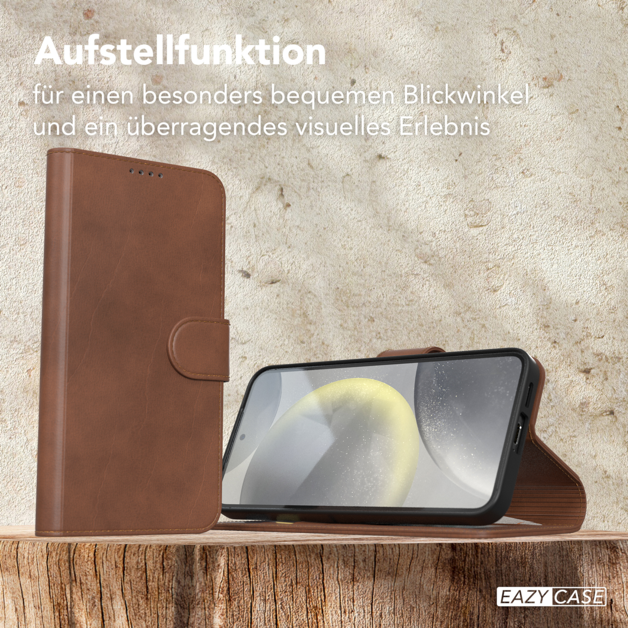 Eine braune Handyhülle mit einem Telefon darin, die auf einer Holzoberfläche geöffnet steht.
