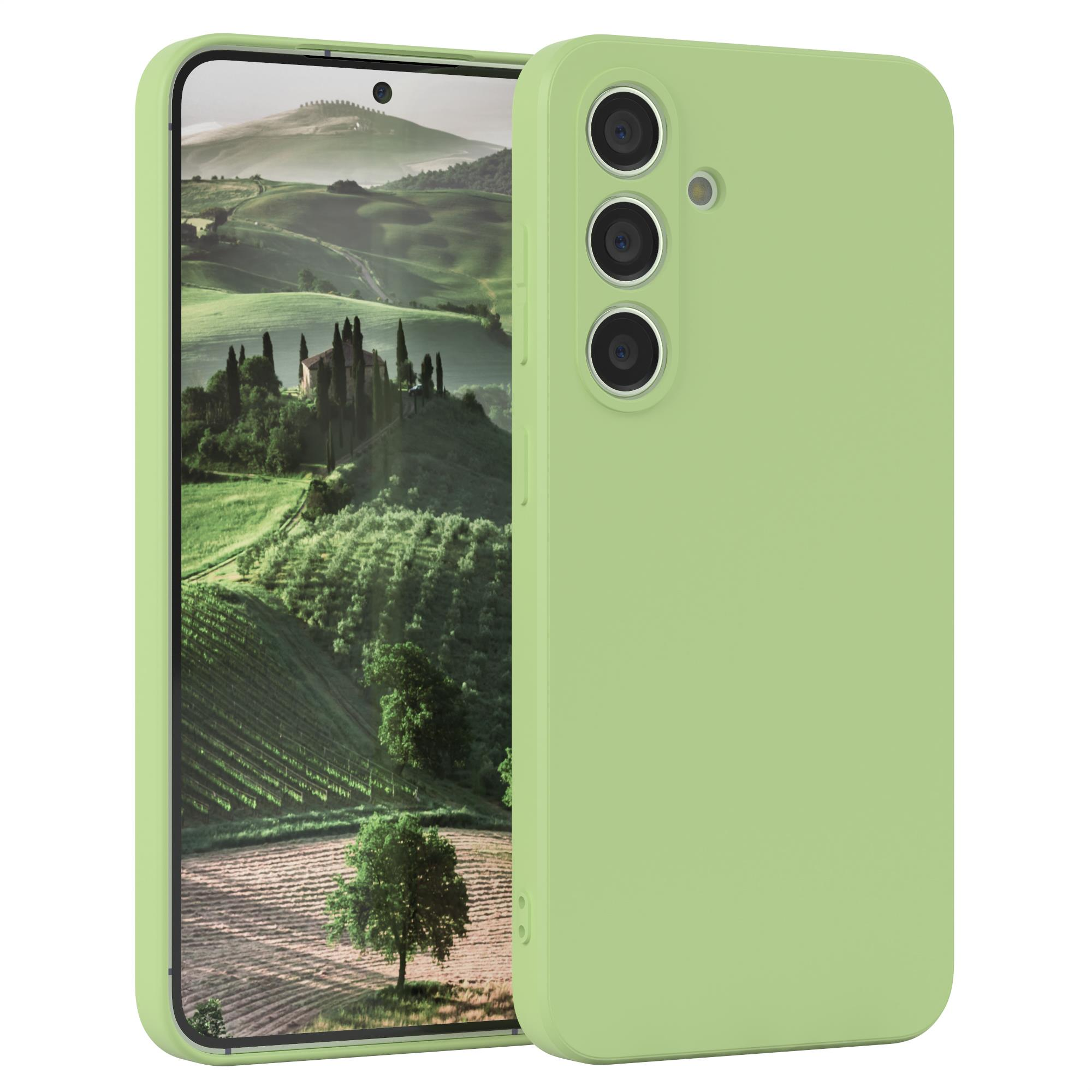 Grüne Handyhülle auf einem Telefon mit malerischem Hintergrund. Die Hülle bedeckt die Rückseite.