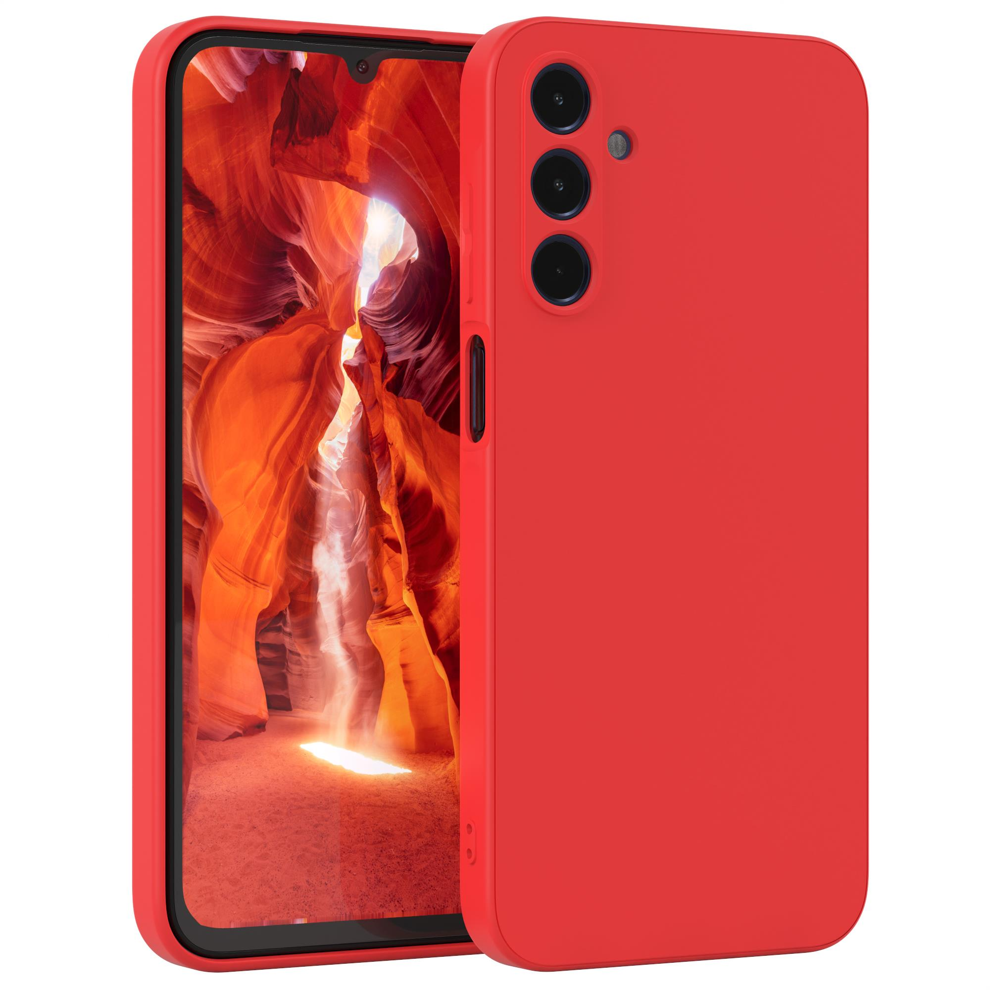 Eine rote Telefonhülle mit einem Telefon darin. Telefon hat drei Kameras.