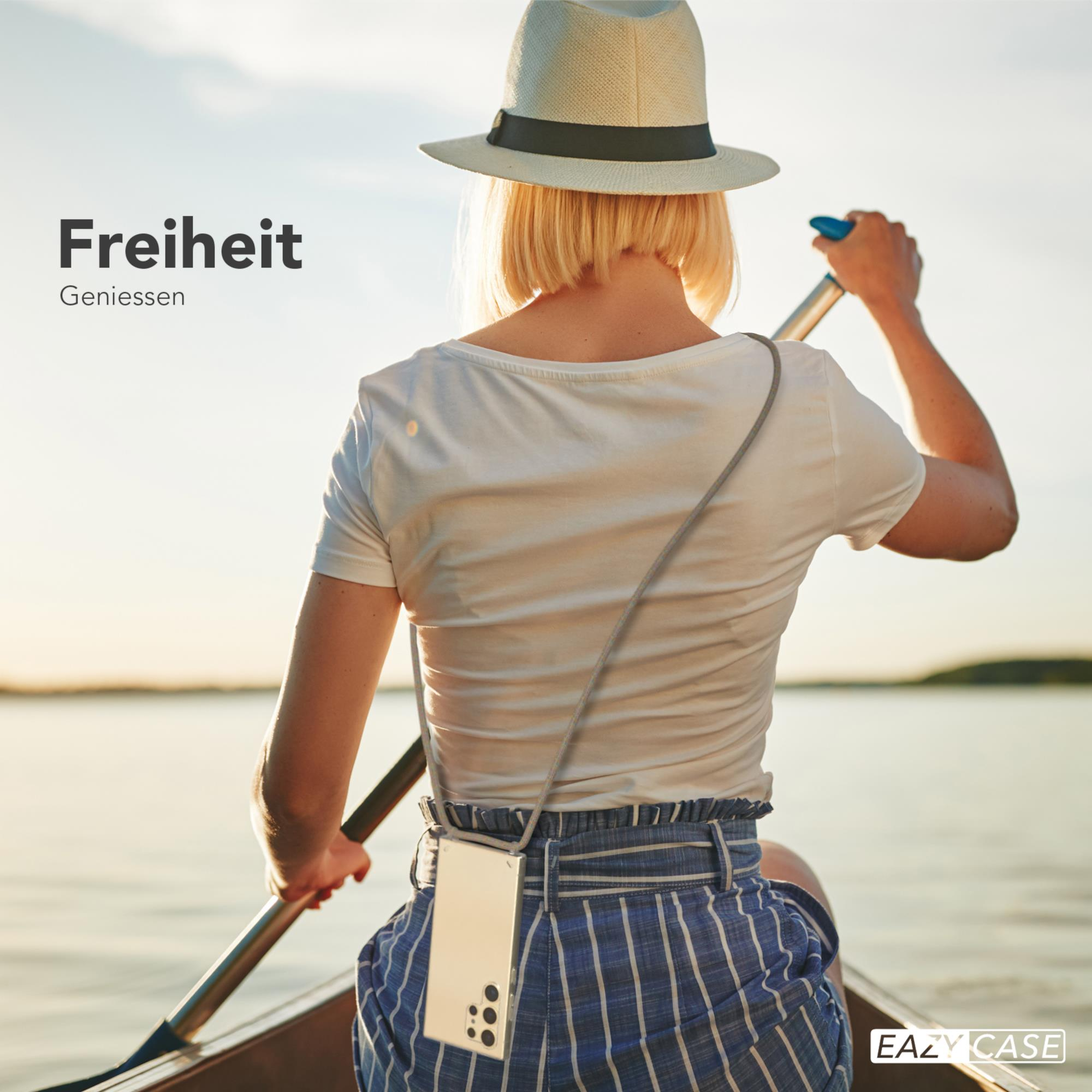 Frau rudert Boot auf See, Telefon in Hülle an ihr befestigt. Text und Logo unten.