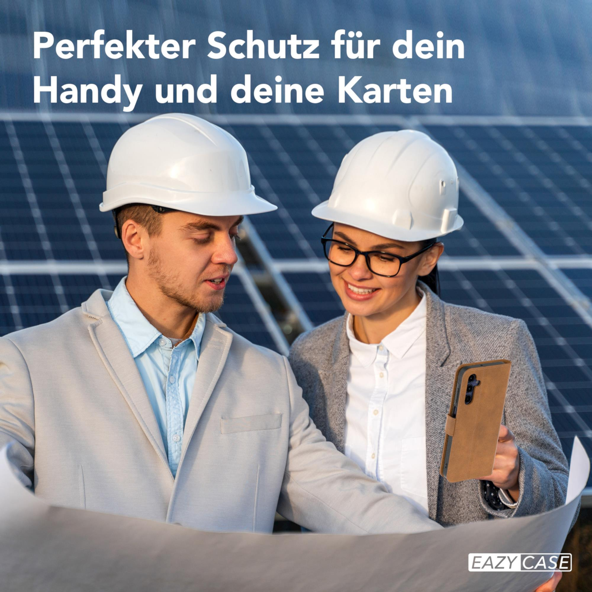 Zwei Personen mit Schutzhelmen betrachten einen Bauplan, eine Person hält eine Handyhülle. EAZY CASE-Logo.
