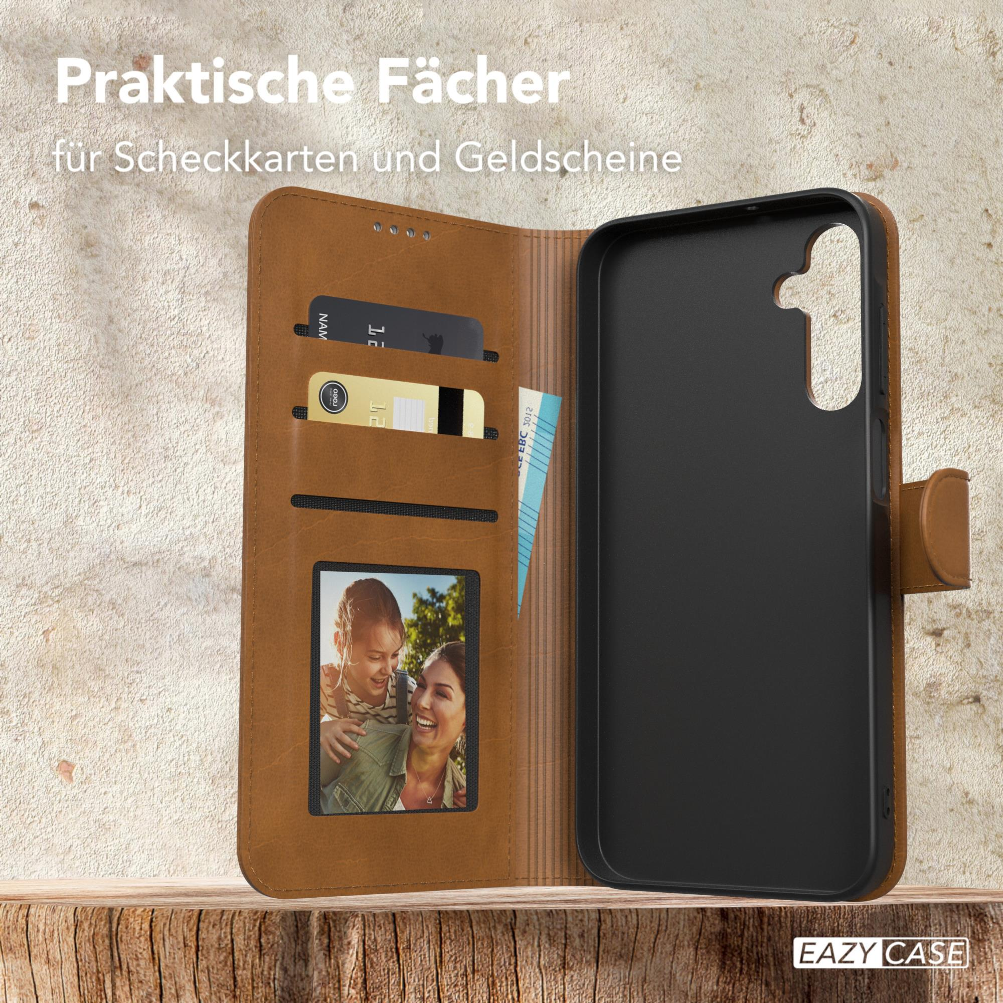 Braune Handyhülle mit Fächern für Karten und Geld. Ein Foto einer Familie befindet sich in der Tasche.