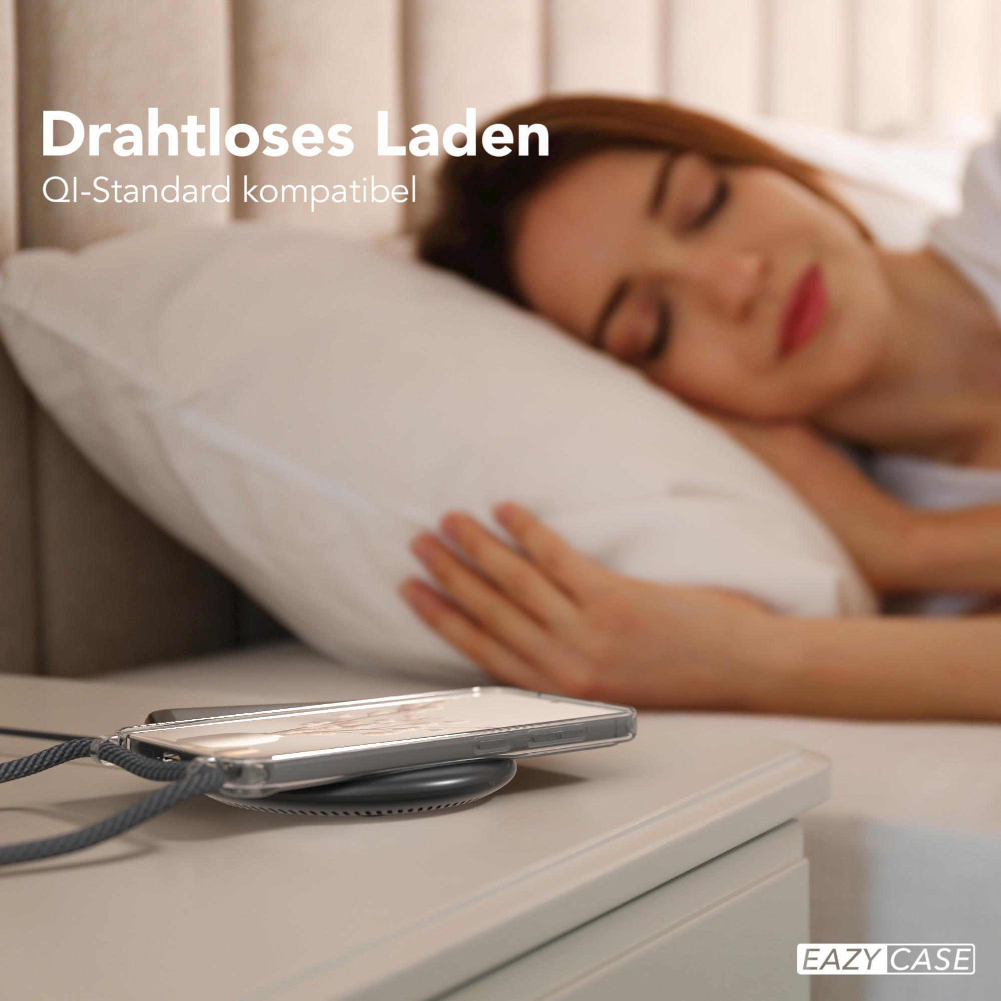 Frau schläft im Bett, Telefon lädt auf kabellosem Ladegerät auf dem Nachttisch.