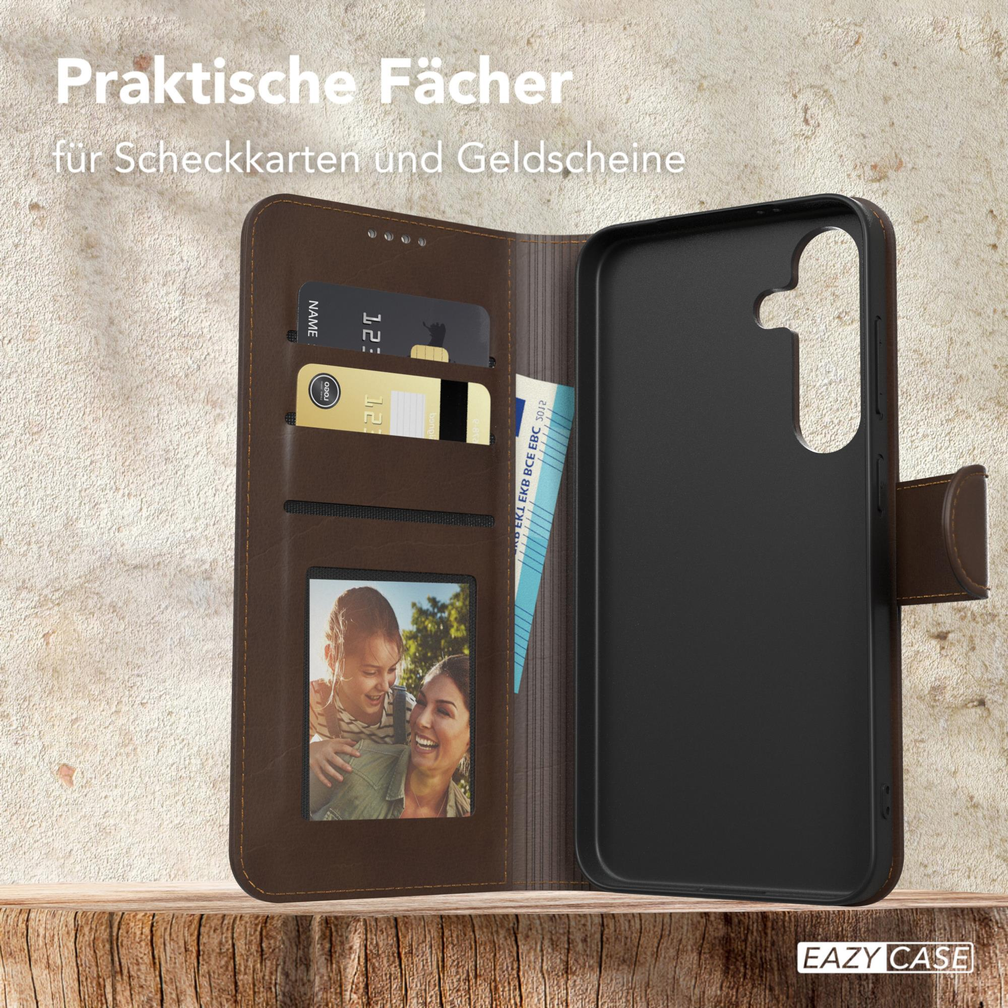 Eine braune Brieftaschen-Handyhülle mit Kartenfächern, einem Foto und einer offenen schwarzen Handyhülle.
