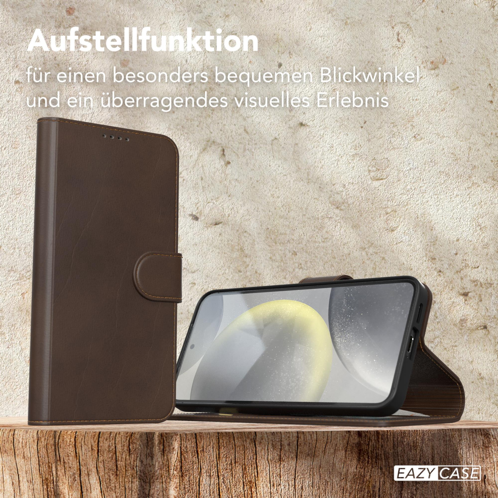 Eine braune Handyhülle in geöffneter Position mit einem Telefon darin. Die Hülle liegt auf einer Holzoberfläche.