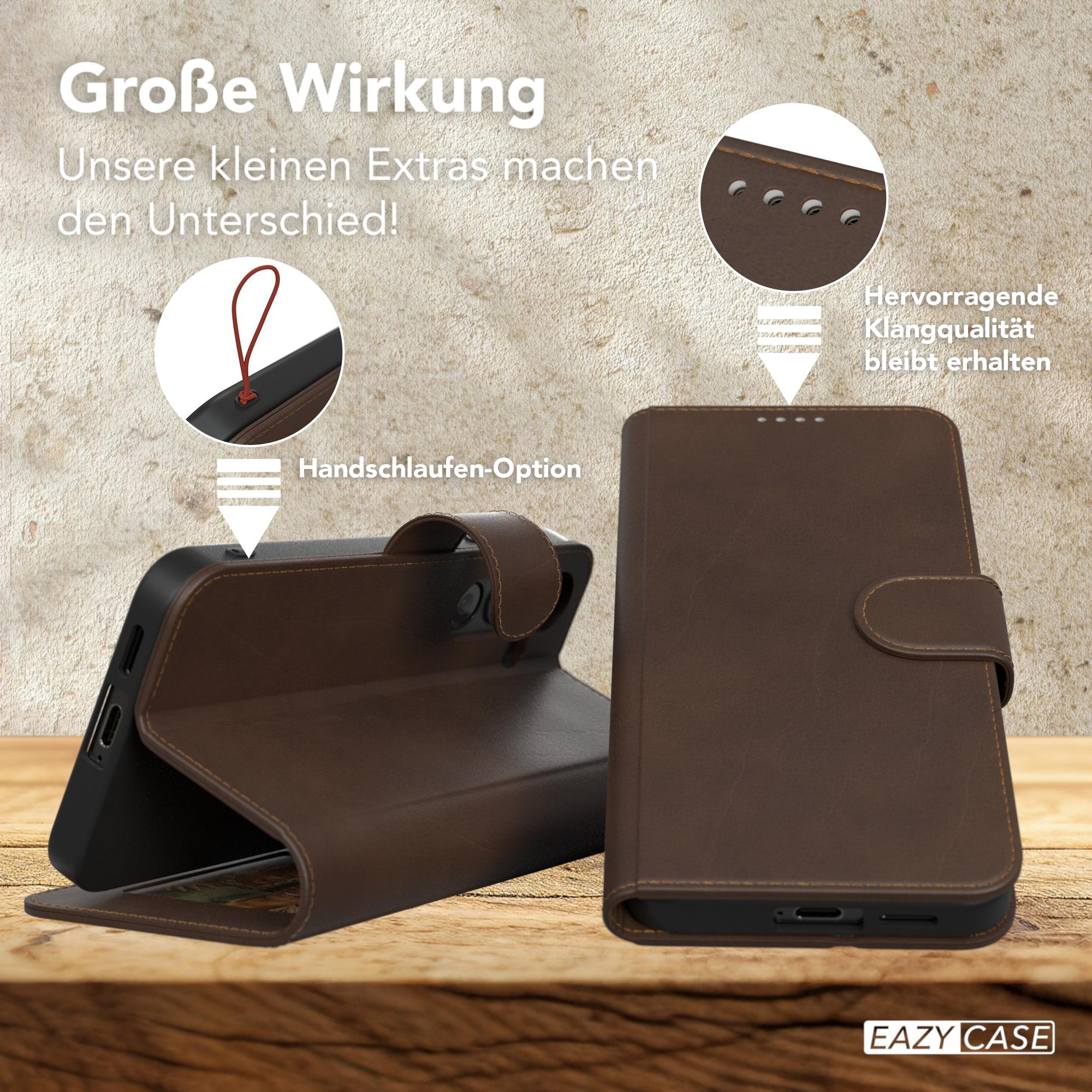 Braune Handyhülle geöffnet. Telefon ist innen, mit Text und kleinen Details.