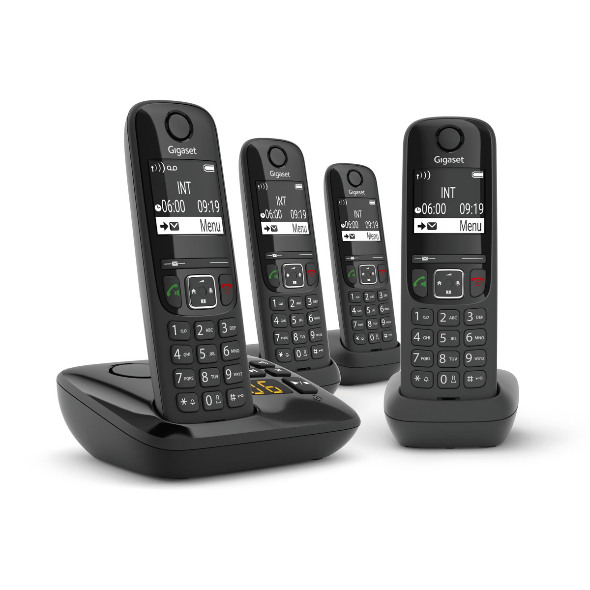 Drie zwarte draadloze telefoons op een basis, met een vierde telefoon aan de zijkant, op een witte achtergrond.