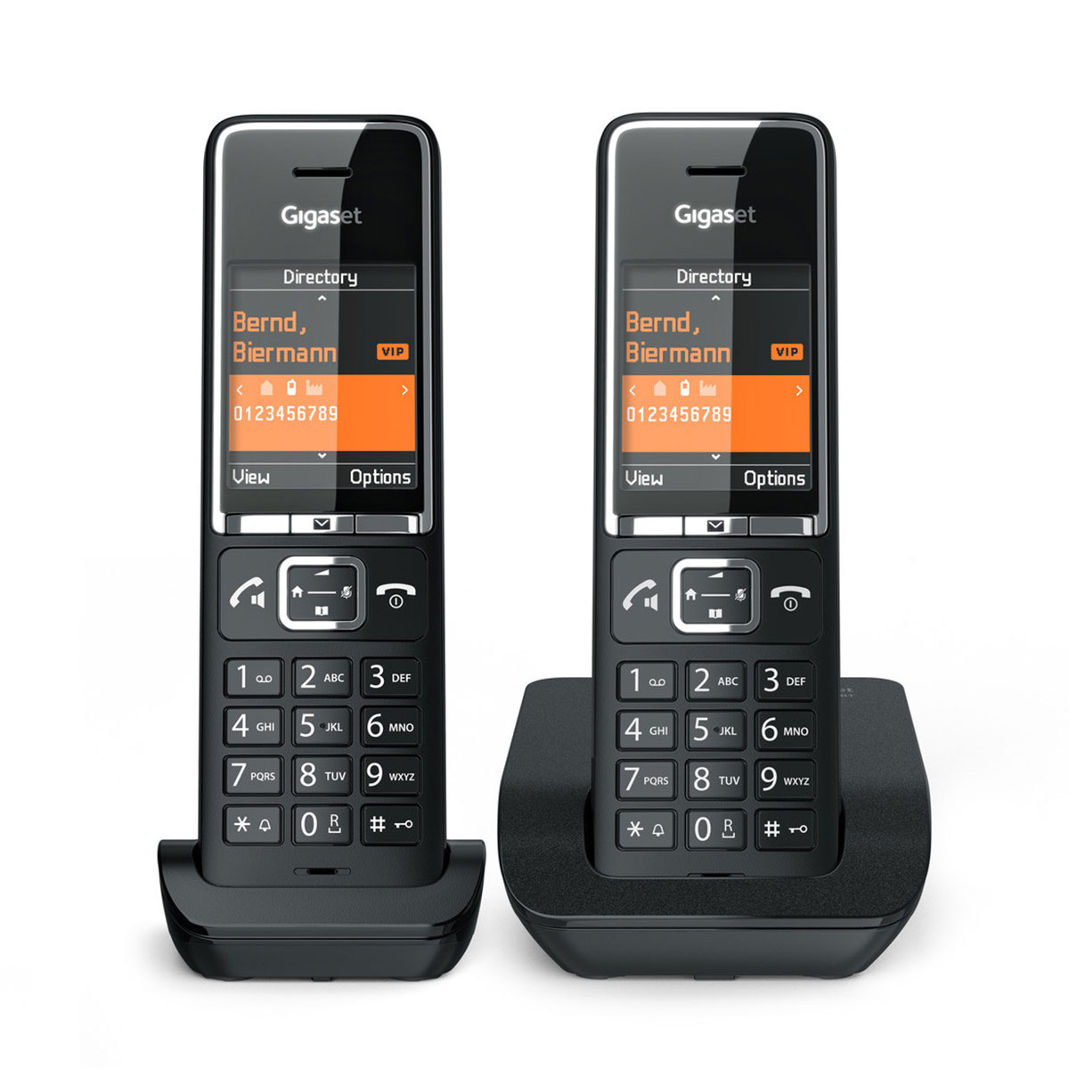 Deux téléphones Gigaset noirs avec écrans, posés sur des socles. Les écrans affichent le répertoire.