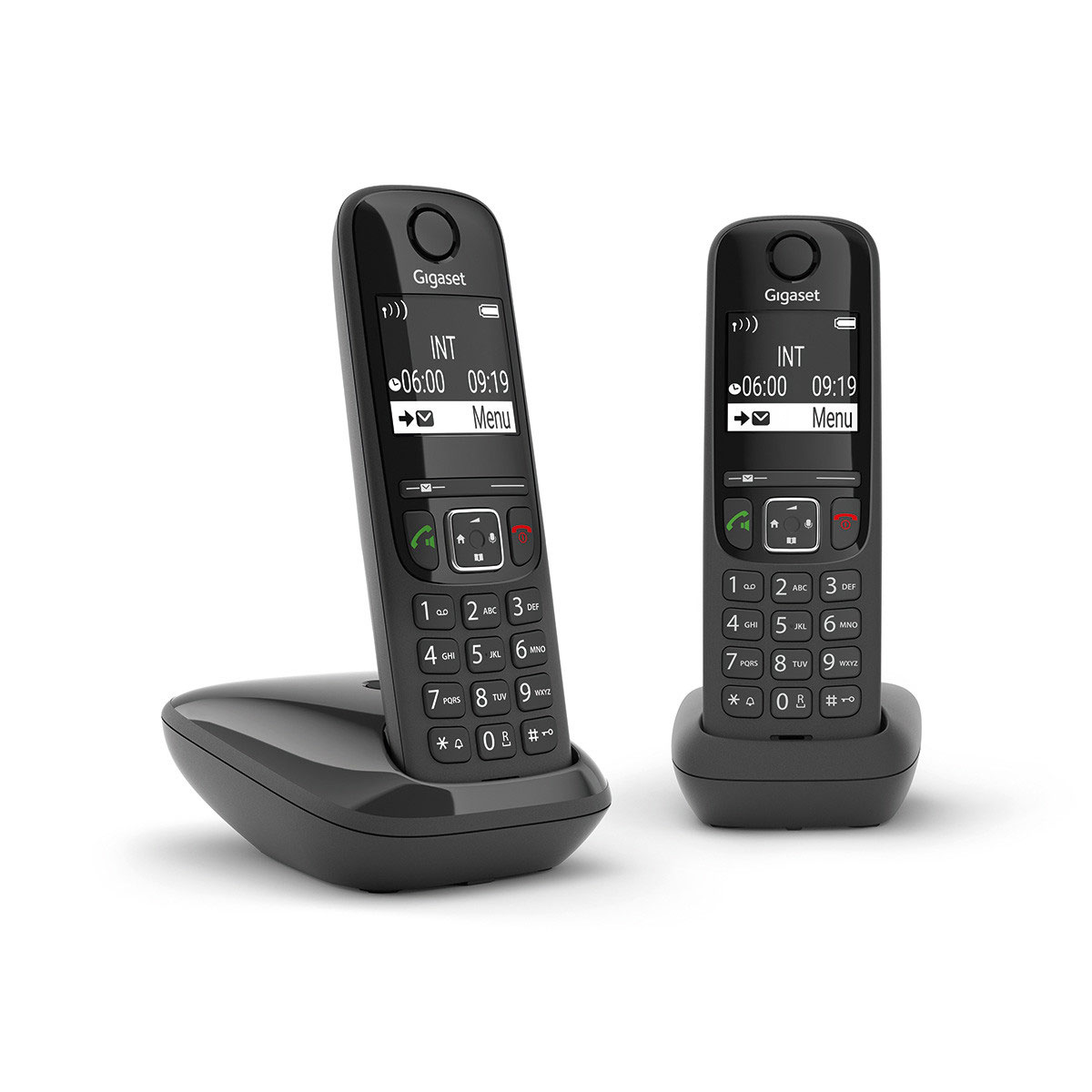 Twee zwarte Gigaset draadloze telefoons op standaards. Schermen tonen tijd en menu-opties.