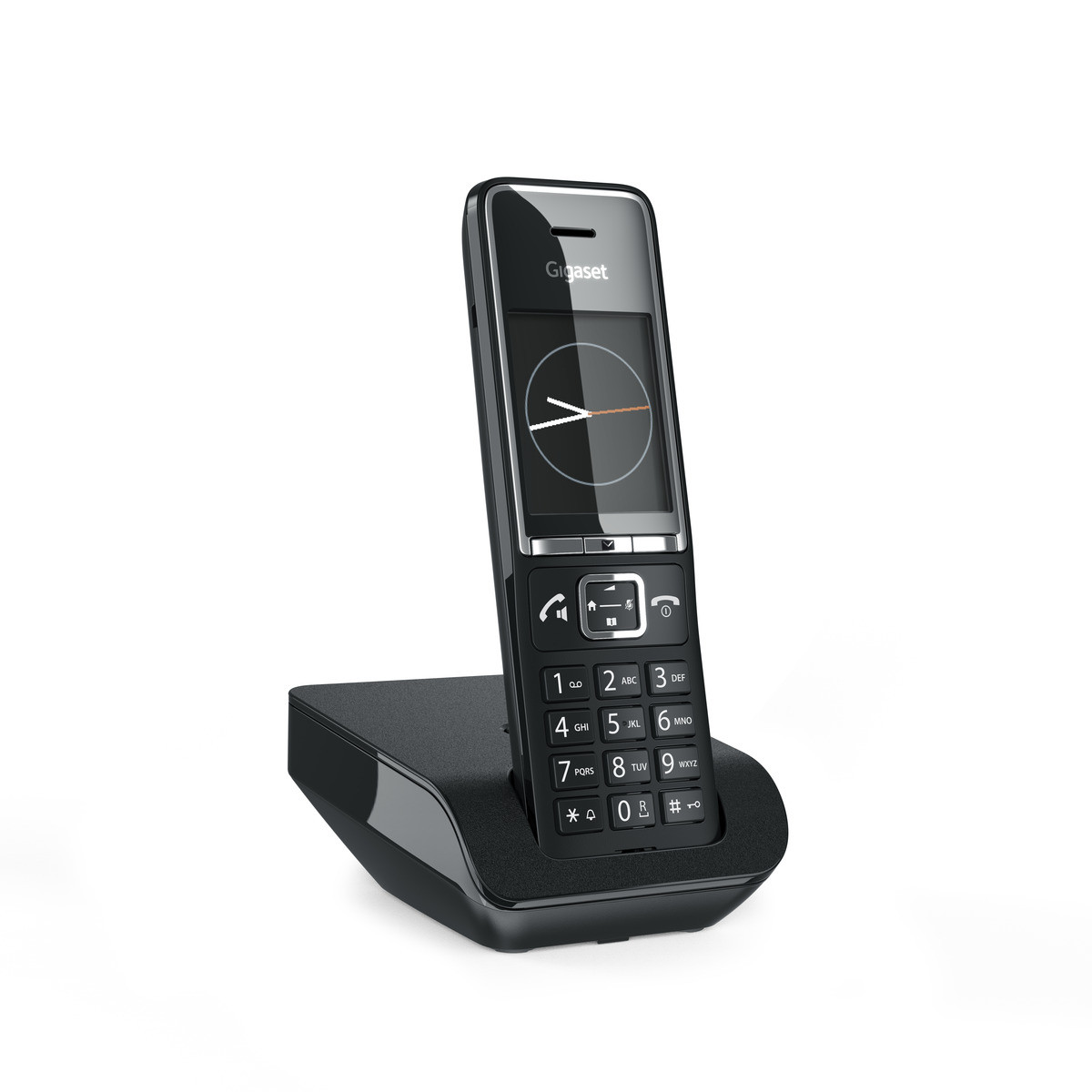 Téléphone Gigaset noir sur chargeur. L'écran affiche l'heure, une horloge et des numéros.