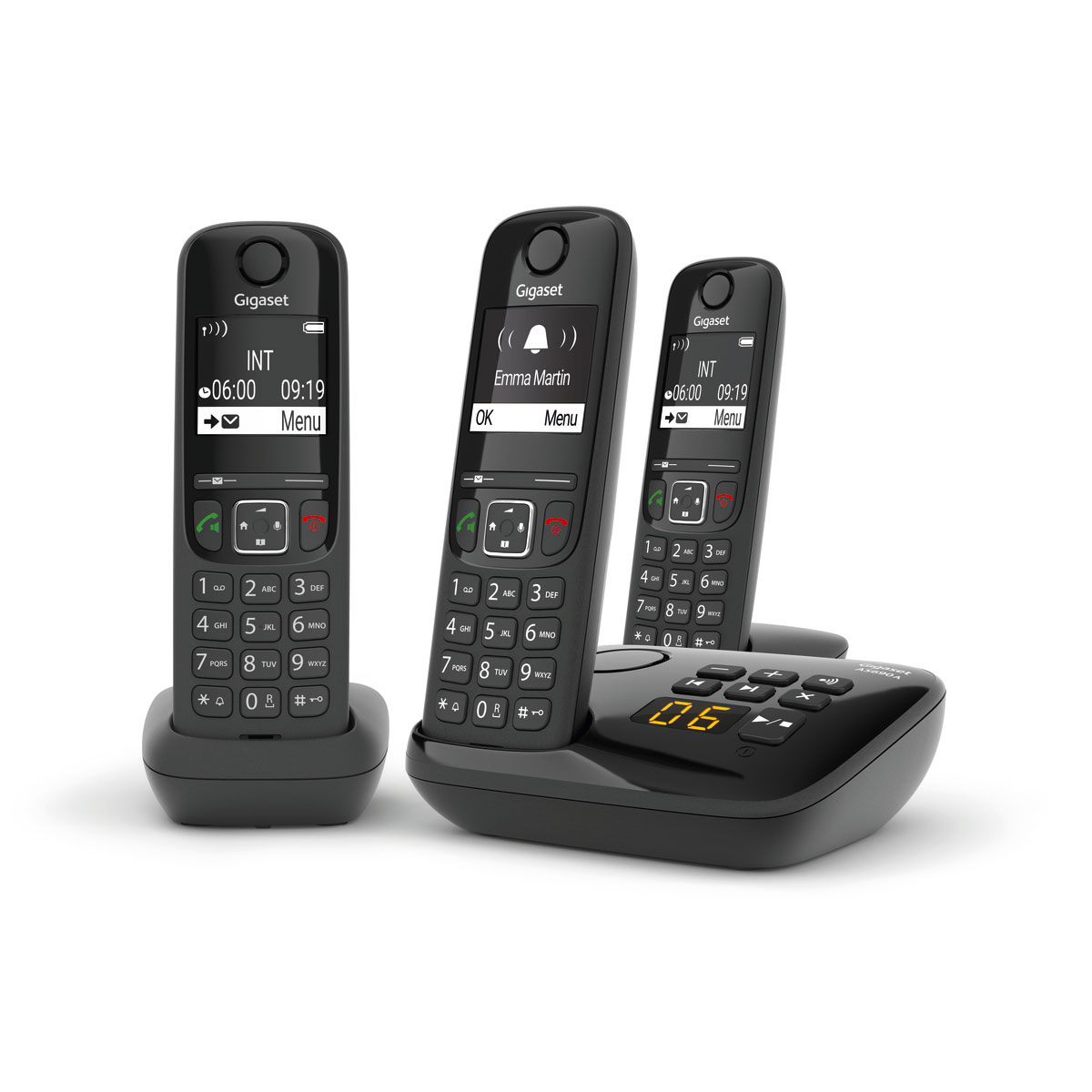 Trois téléphones sans fil Gigaset et base. Montre trois téléphones et une base.