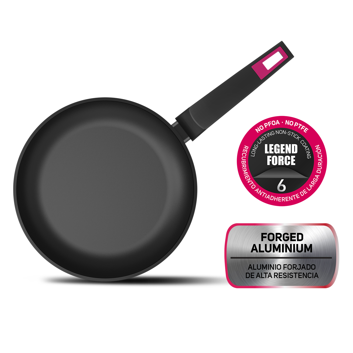 Una sartén negra con mango rojo, etiquetada con texto y logotipos.