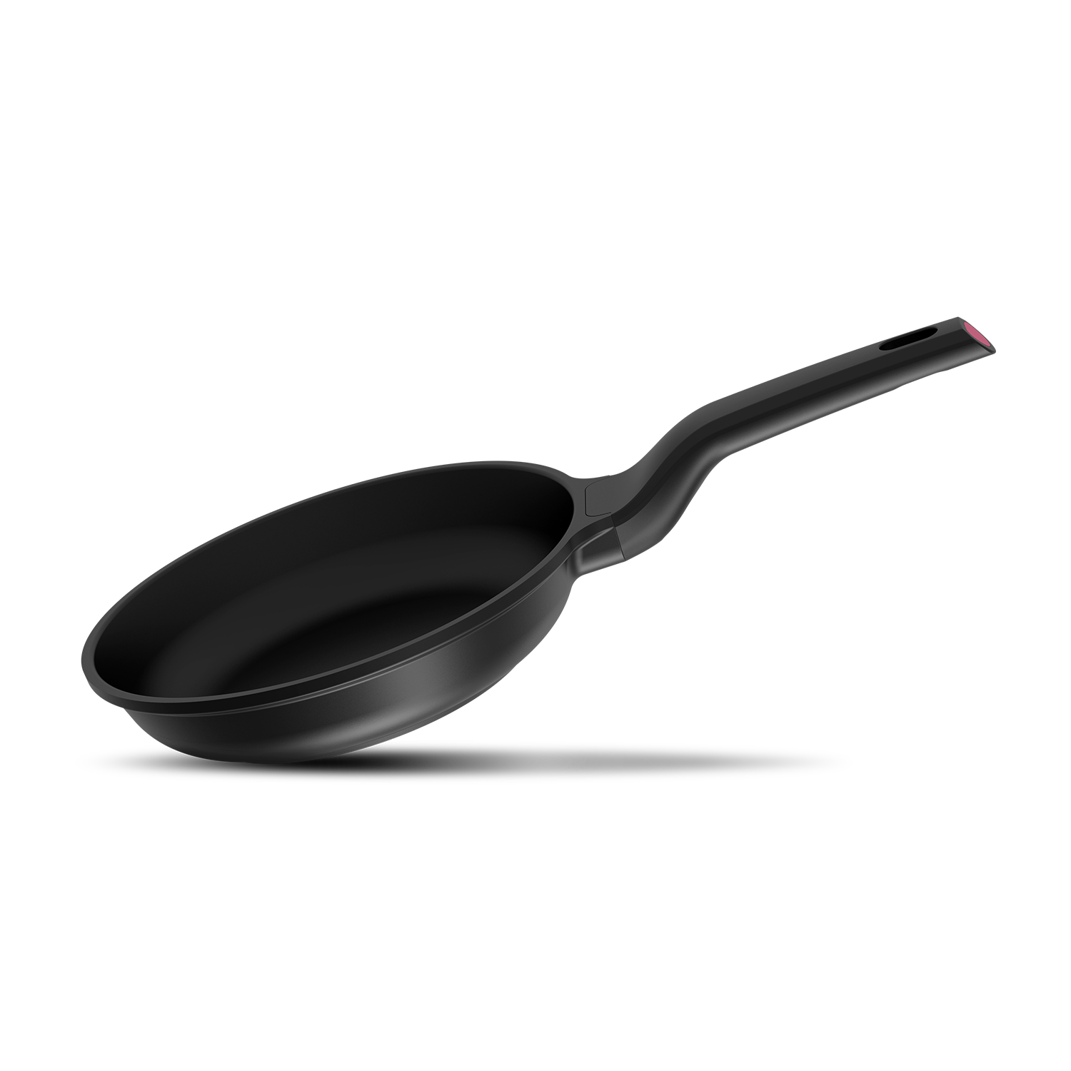 Una sartén negra con punta de mango roja, en ángulo sobre un fondo blanco.