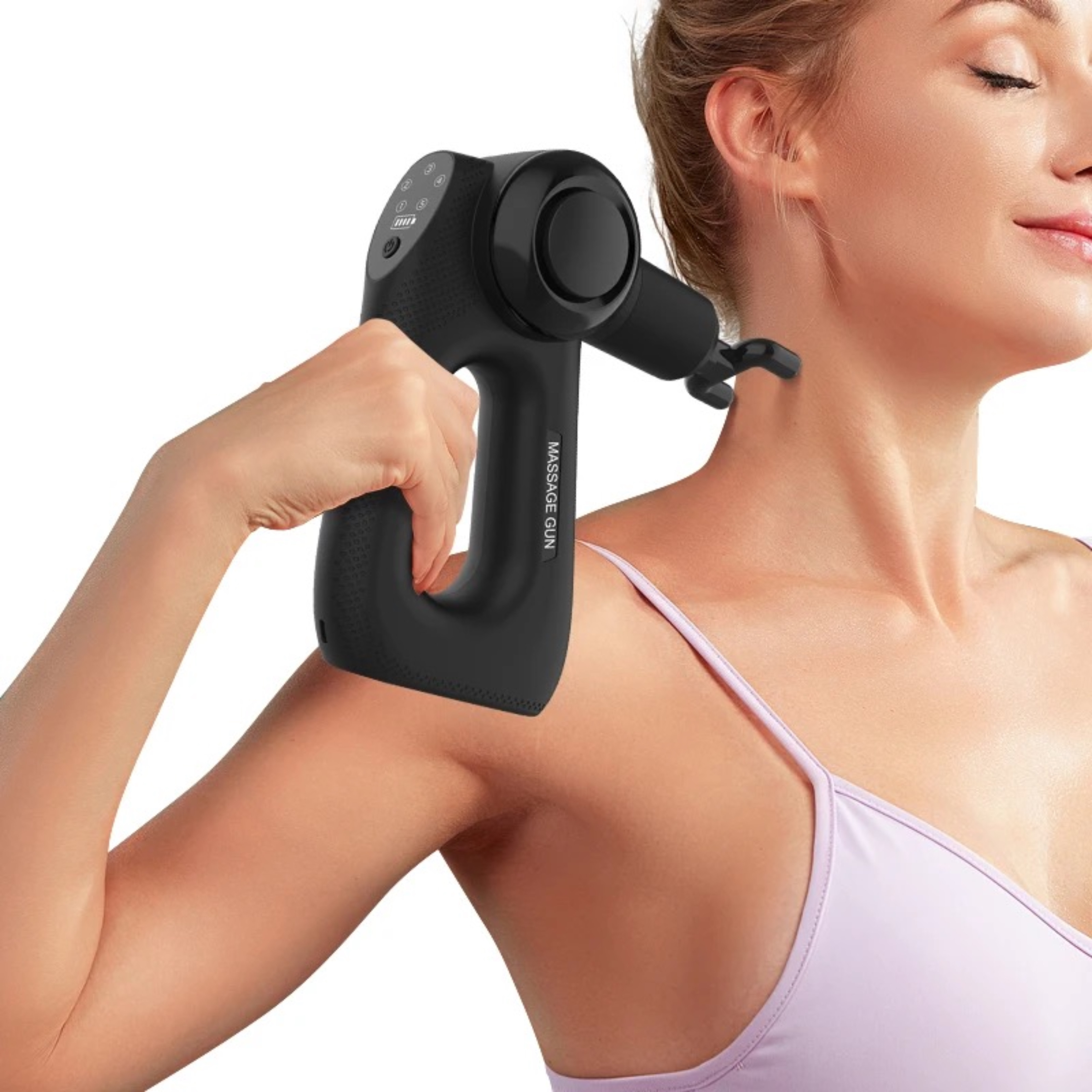 Kobieta używa czarnego pistoletu do masażu na szyi, białe tło.