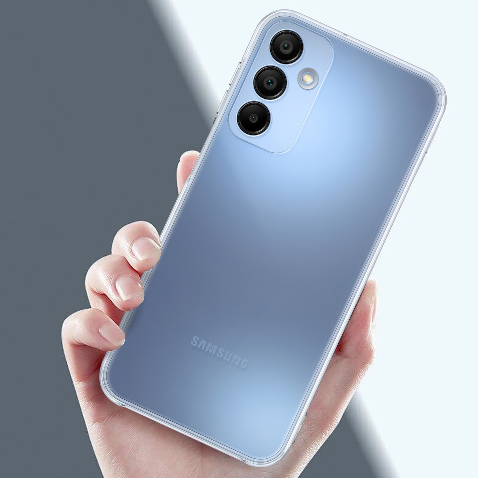 Dłoń trzymająca niebieski smartfon z trzema aparatami z tyłu. Przezroczyste etui.