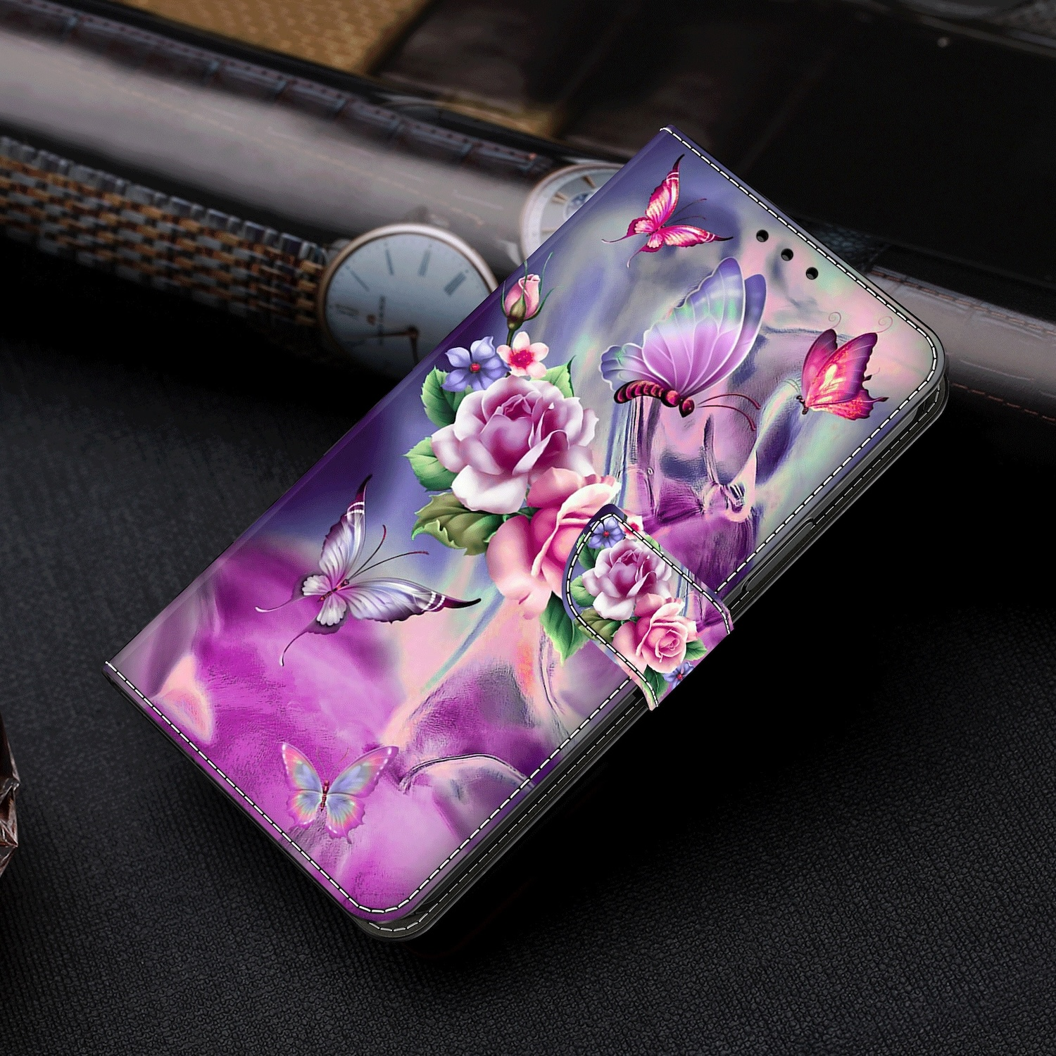 Violette Handyhülle mit Blumen- und Schmetterlingsdesign. Mit Magnetverschluss, Hülle ist geschlossen.