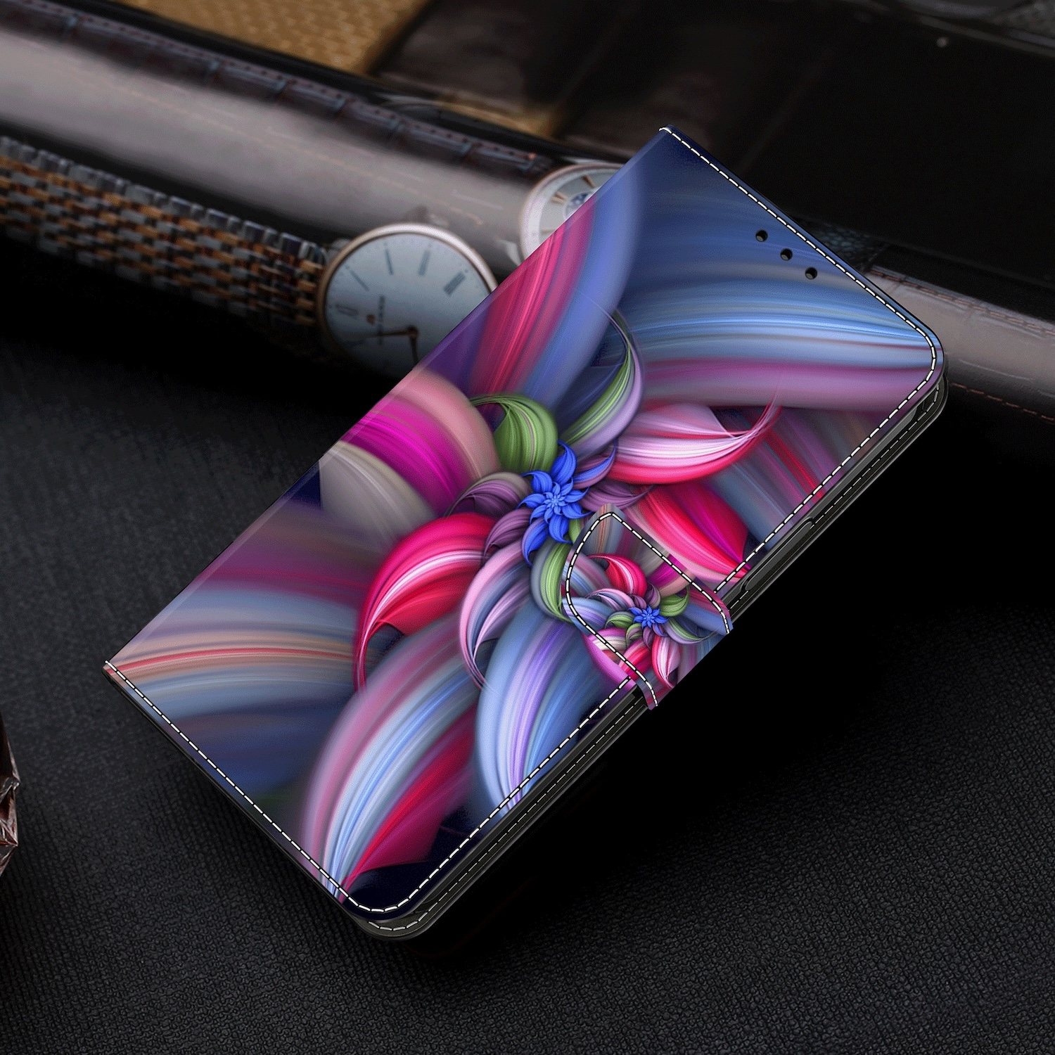 Una funda de teléfono con un diseño floral colorido sobre una superficie oscura.