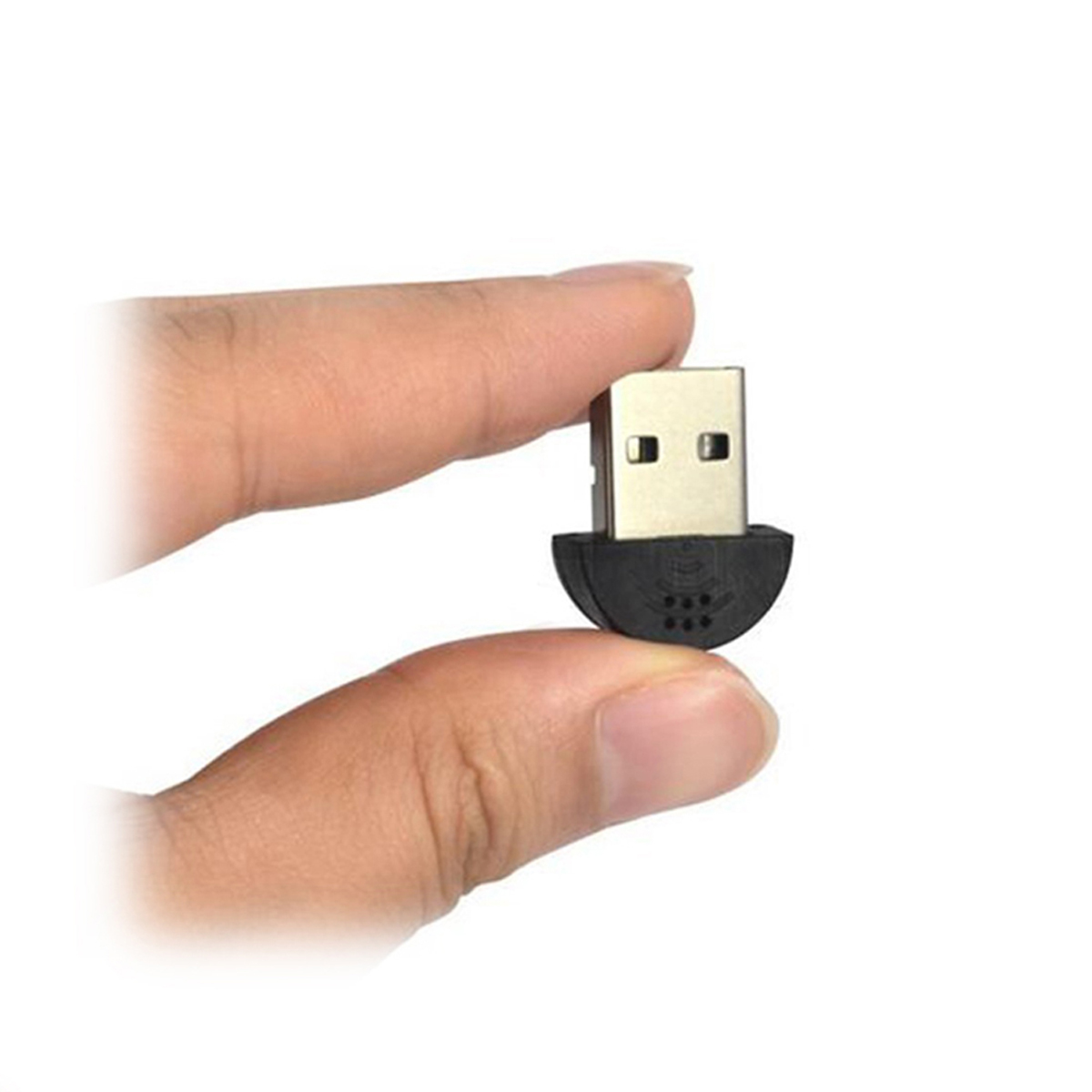 Eine Hand hält einen schwarzen USB-Adapter. Der Adapter ist in einen schwarzen Sockel gesteckt.
