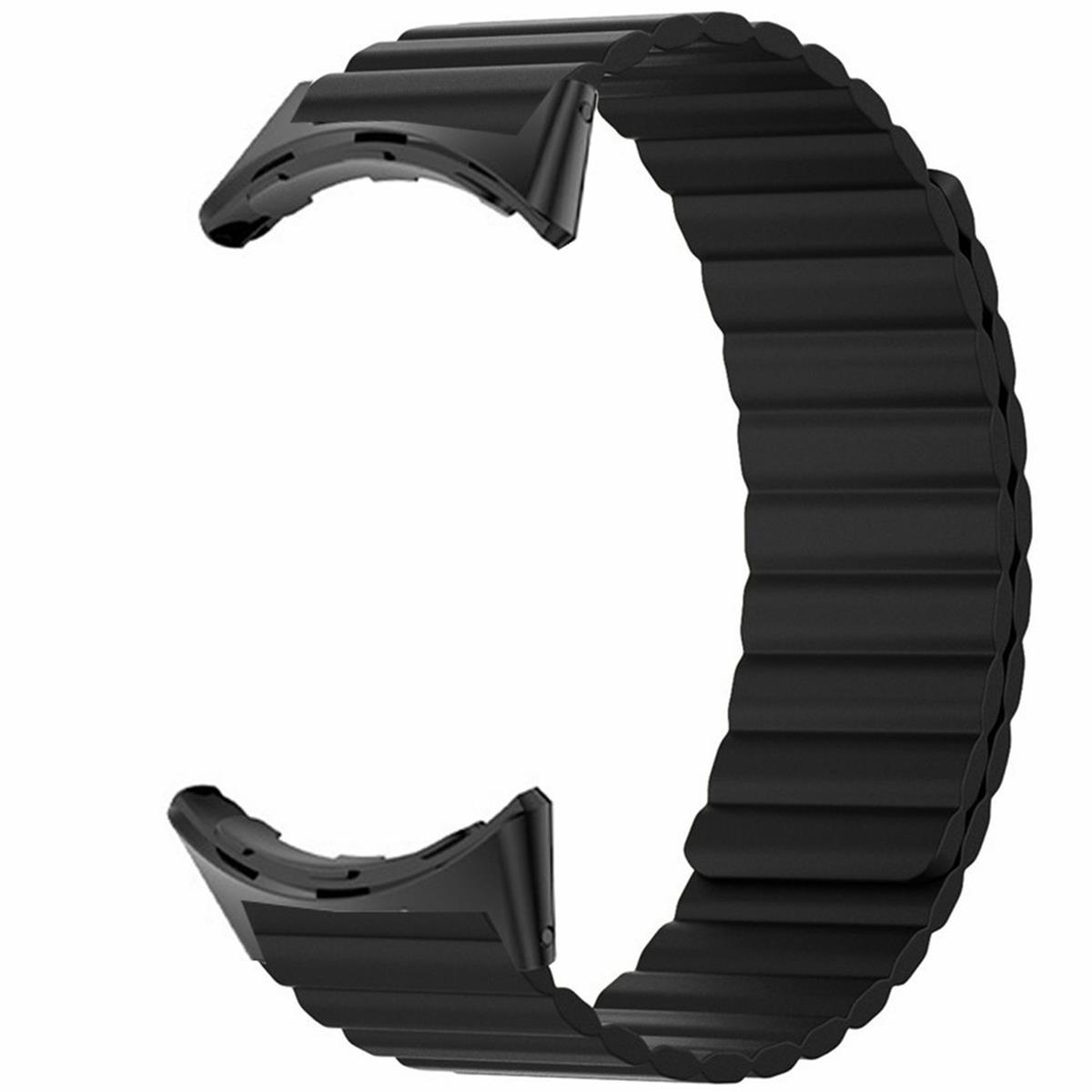 Schwarzes magnetisches Uhrenarmband in C-Form, mit segmentiertem Design, isoliert auf Weiß.
