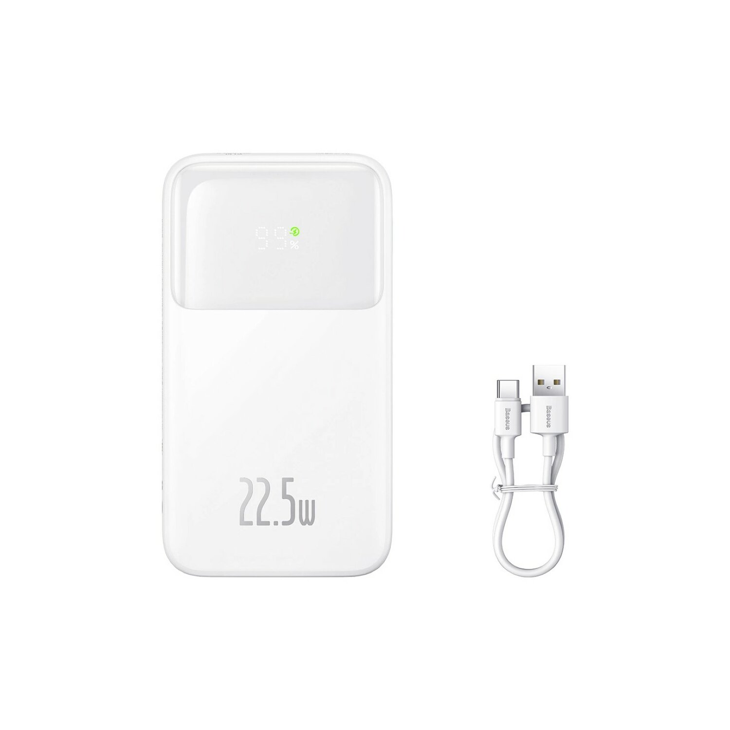 Weiße Powerbank und Ladekabel auf weißem Hintergrund.