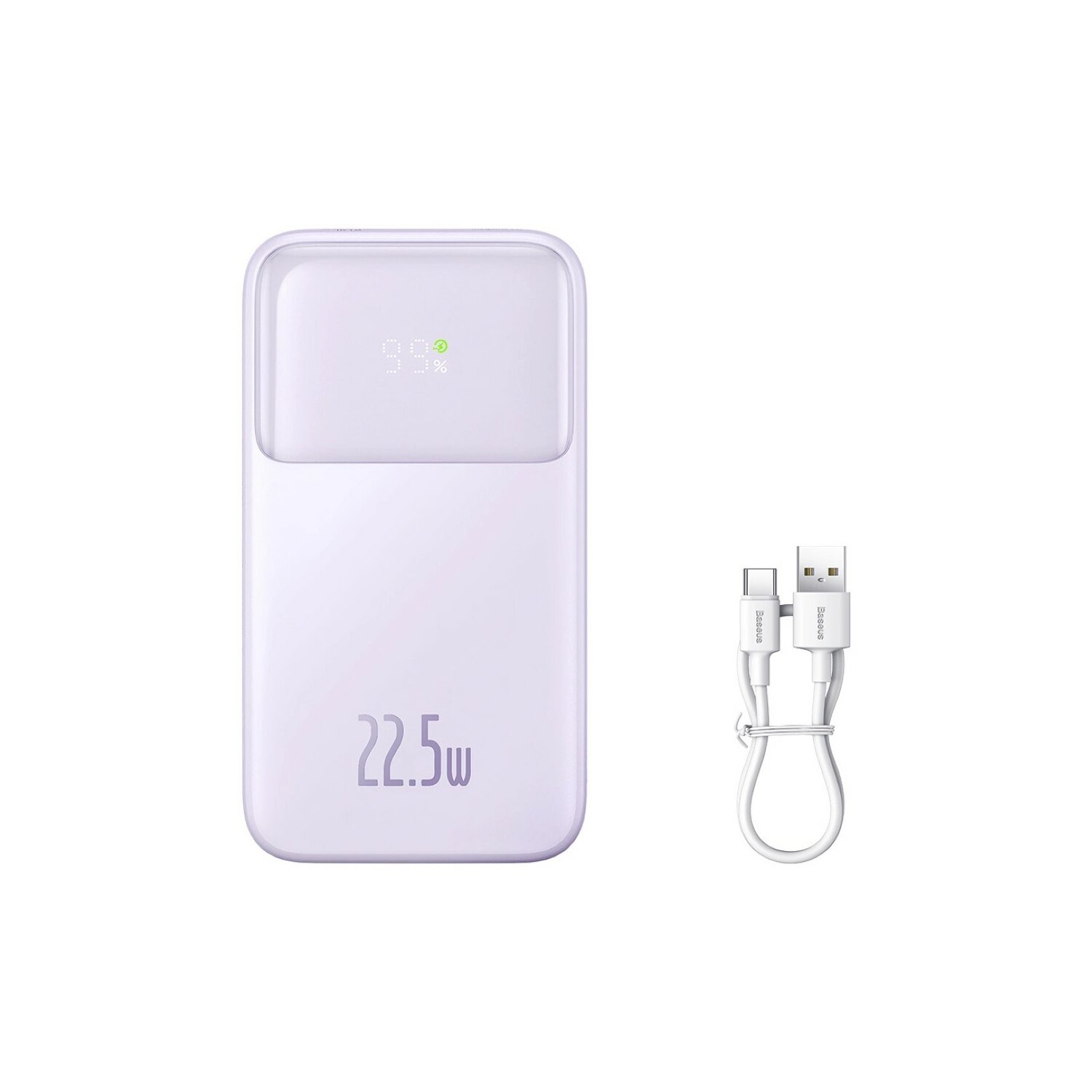 Eine weiße Powerbank mit einem USB-Kabel daneben, isoliert auf weißem Hintergrund.