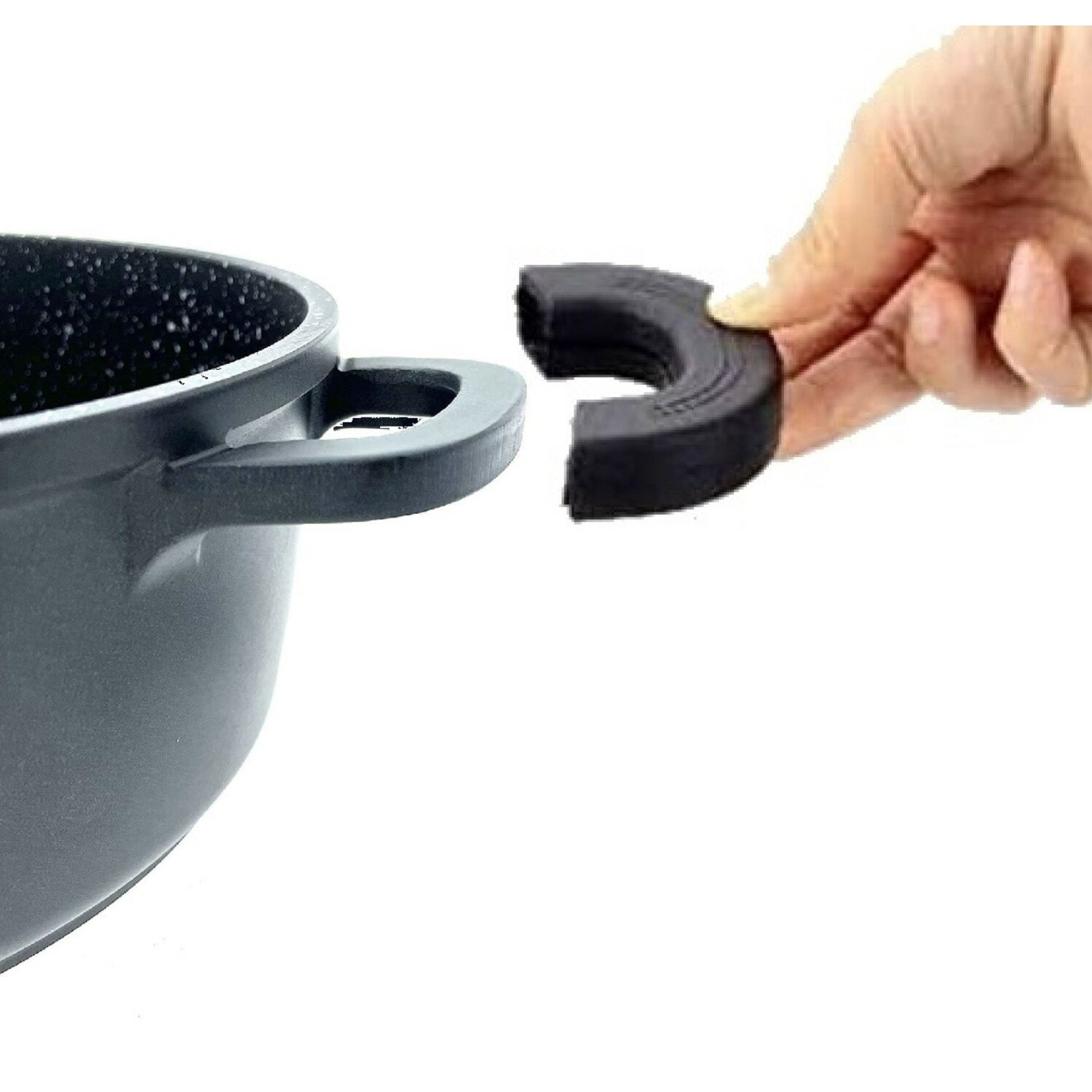 Hand hält schwarzen Silikon-Griffschutz. Schwarze Pfanne sichtbar. Weißer Hintergrund.