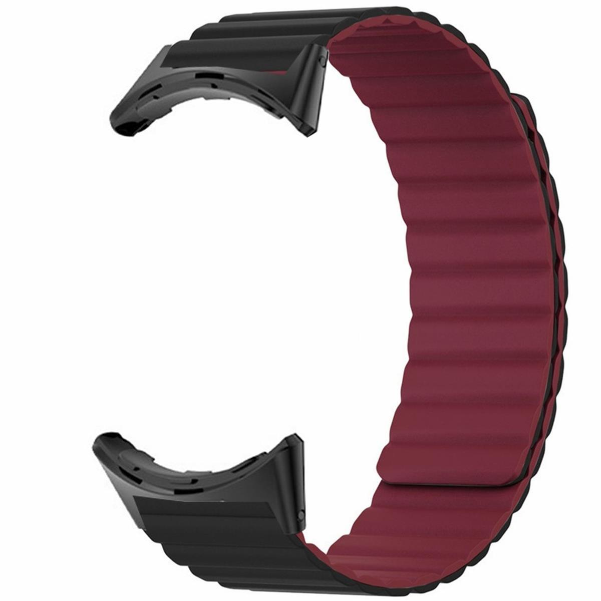 Ein C-förmiges Uhrenarmband, schwarz mit rotem Innenraum. Das Band ist gerippt und hat einen Magnetverschluss.