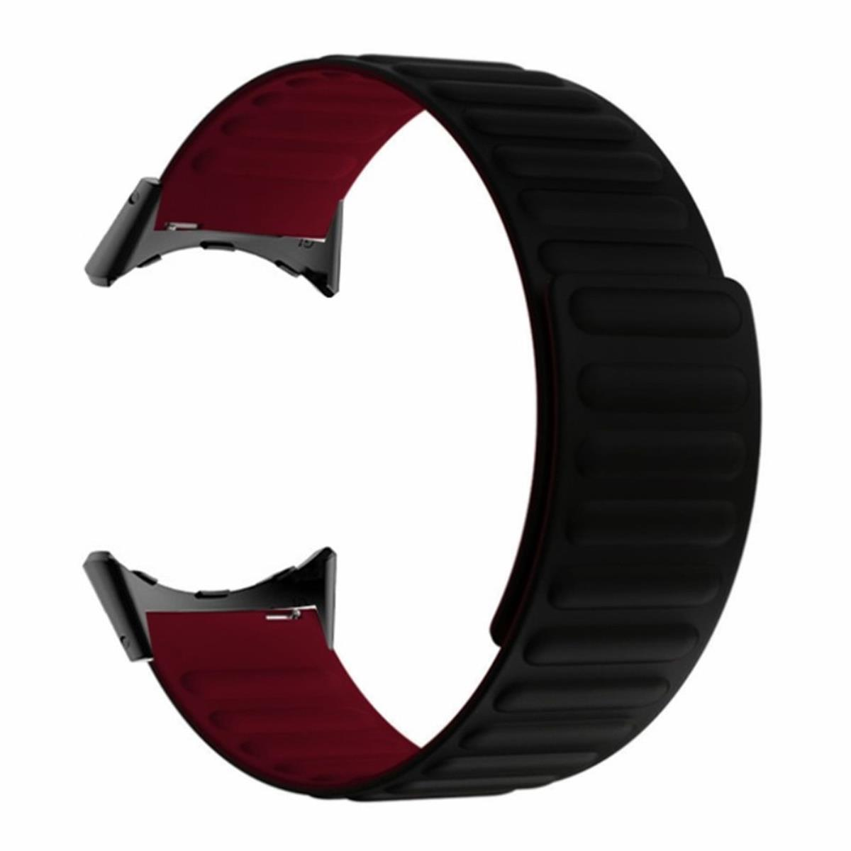 Schwarzes Smartwatch-Armband mit roter Innenseite. Das Band hat die Form eines C.