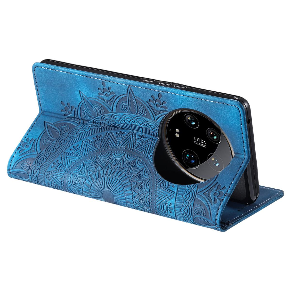 Offene blaue Leder-Handyhülle, die ein Telefon zeigt. Leica-Kameraobjektiv sichtbar. Mandala-Design.