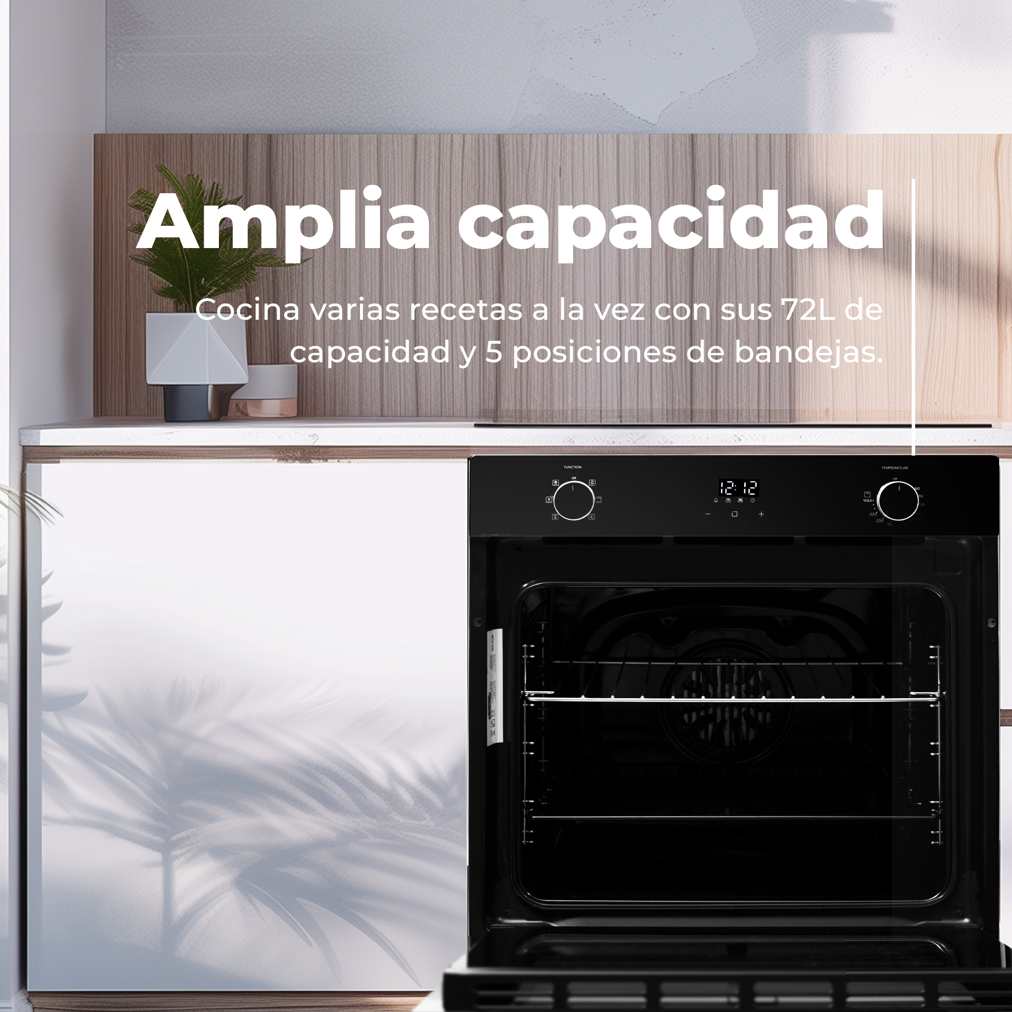 Forno nero con porta aperta. Mobili da cucina bianchi. Testo: Grande capacità.