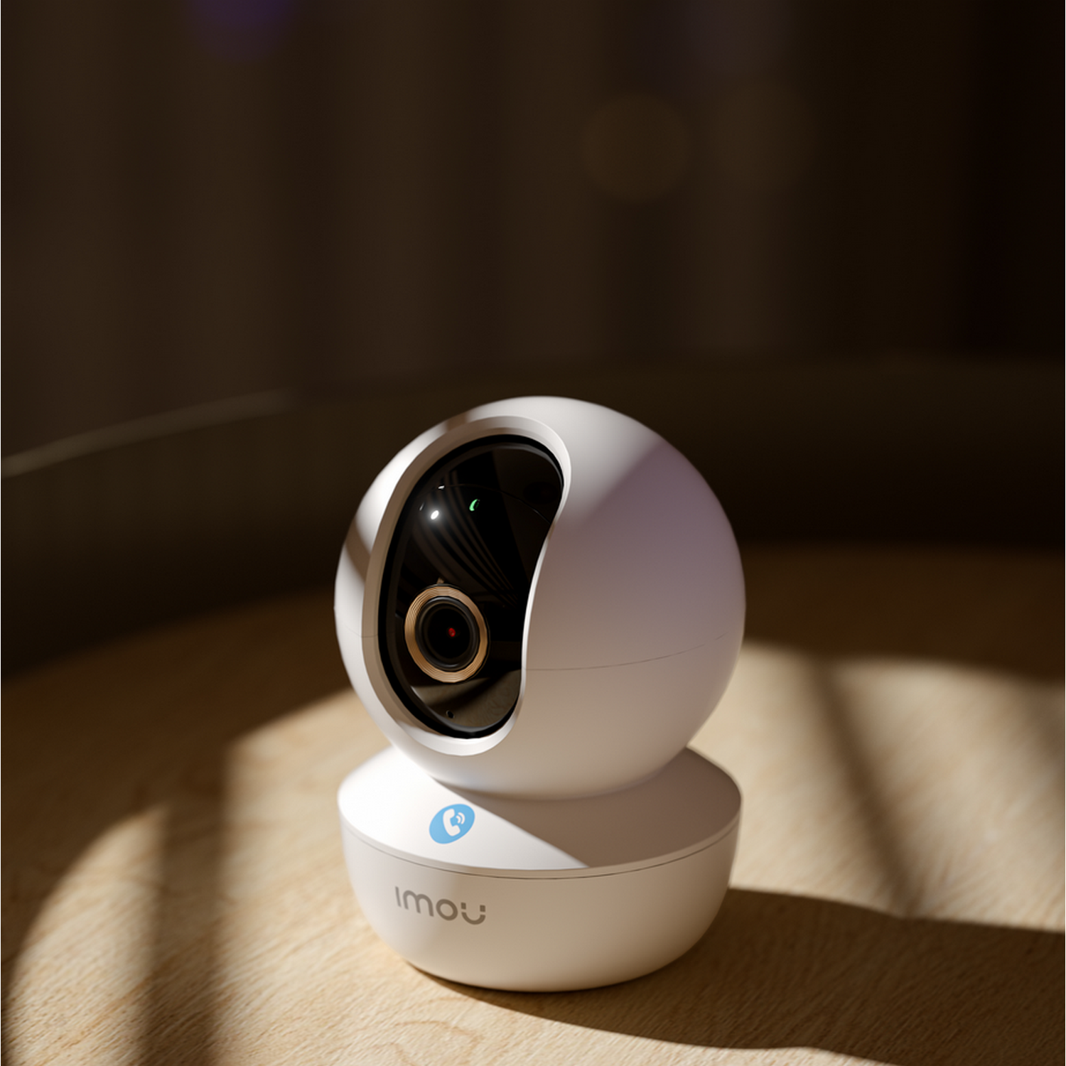Biała kamera bezpieczeństwa na drewnianej powierzchni. Widoczny obiektyw i logo, ciemne tło.
