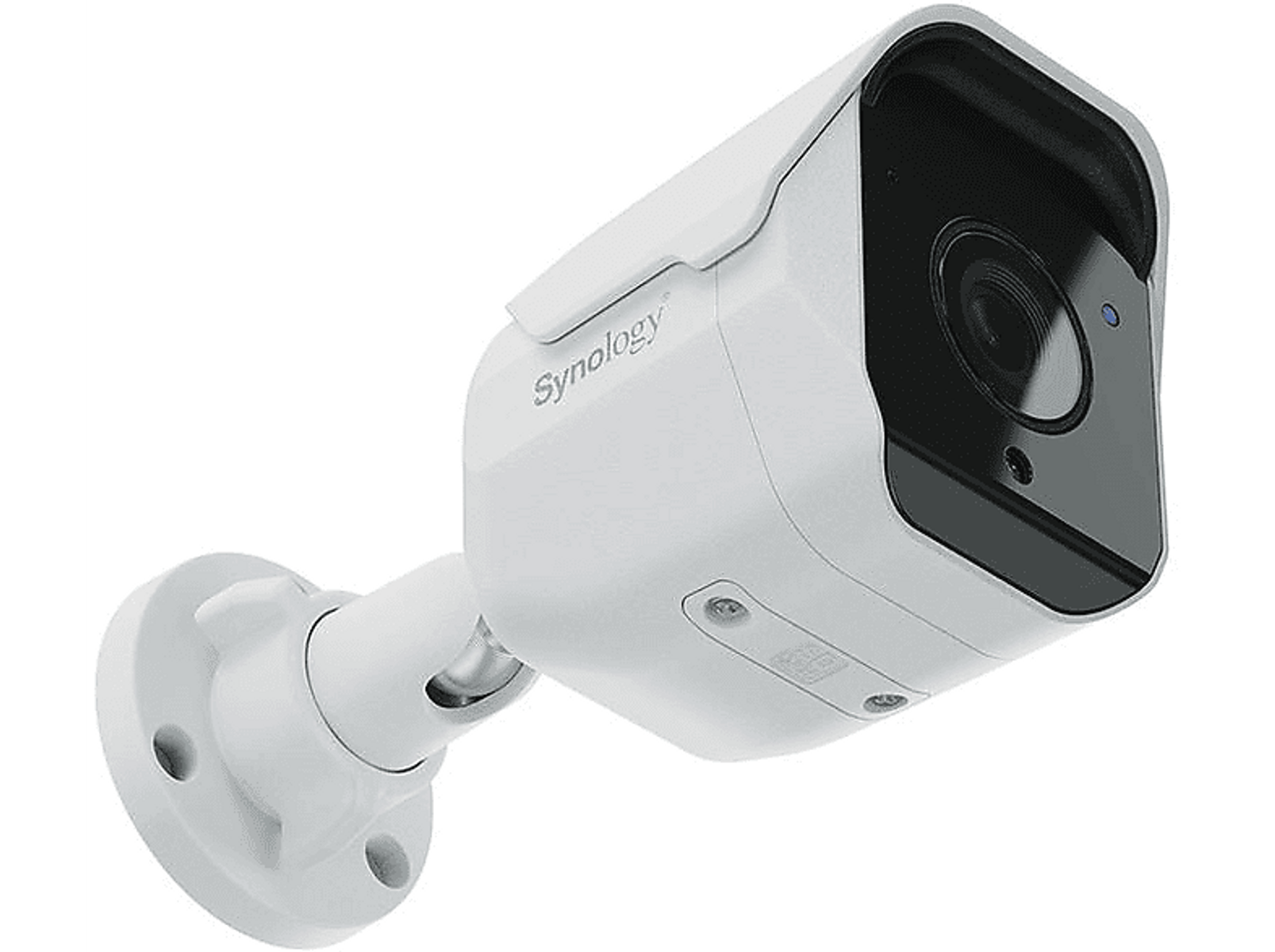 Biała kamera bezpieczeństwa z czarnym obiektywem. Marka to Synology. Jest zamontowana na ścianie.