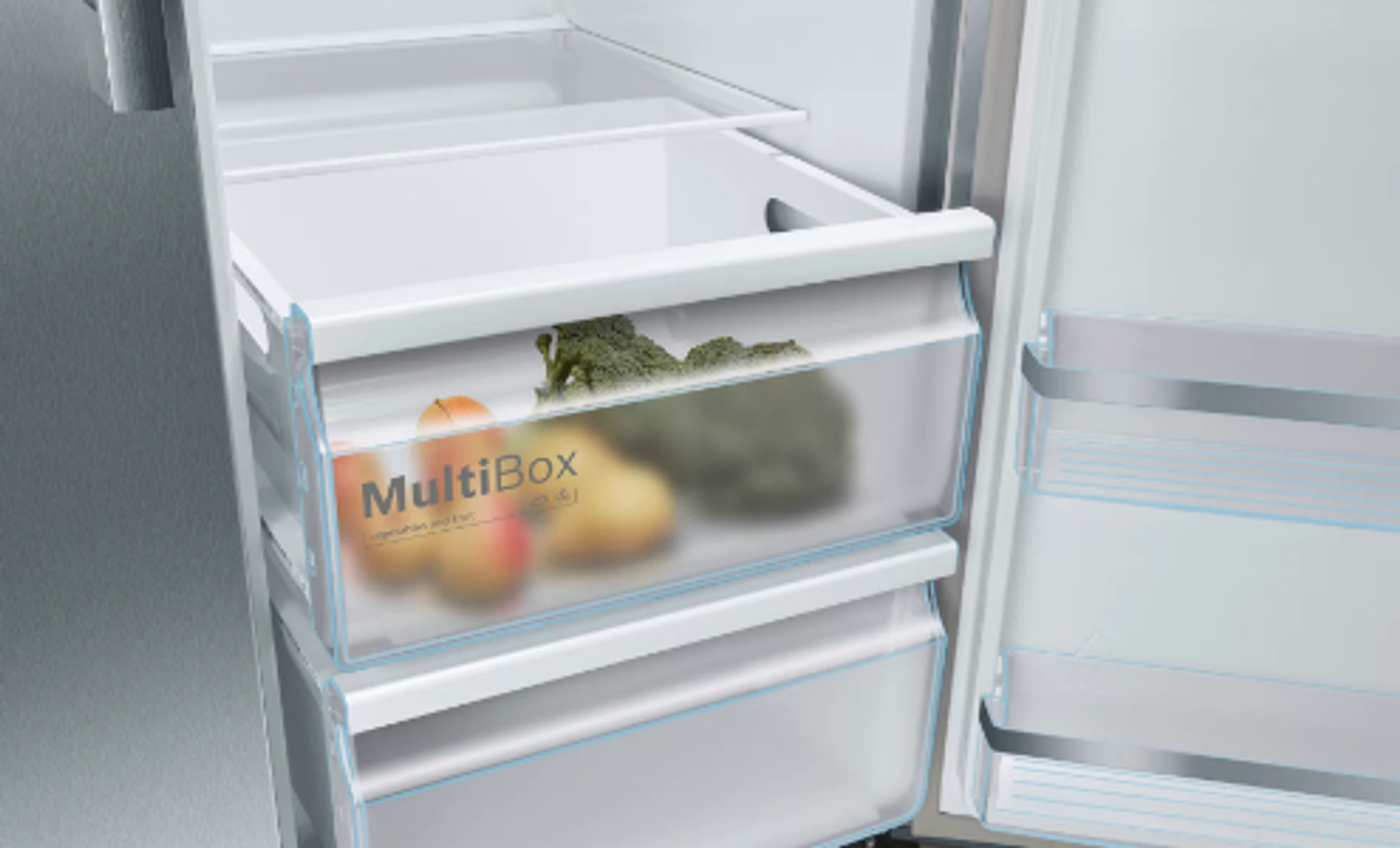 Interno di un frigorifero con cassetti, contenente frutta e verdura.