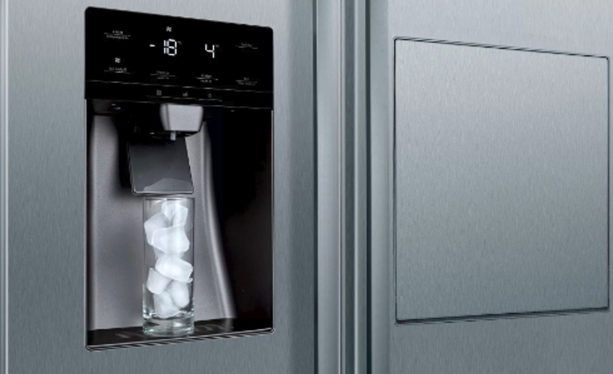 Frigorifero in acciaio inox con dispenser di ghiaccio, bicchiere e cubetti.