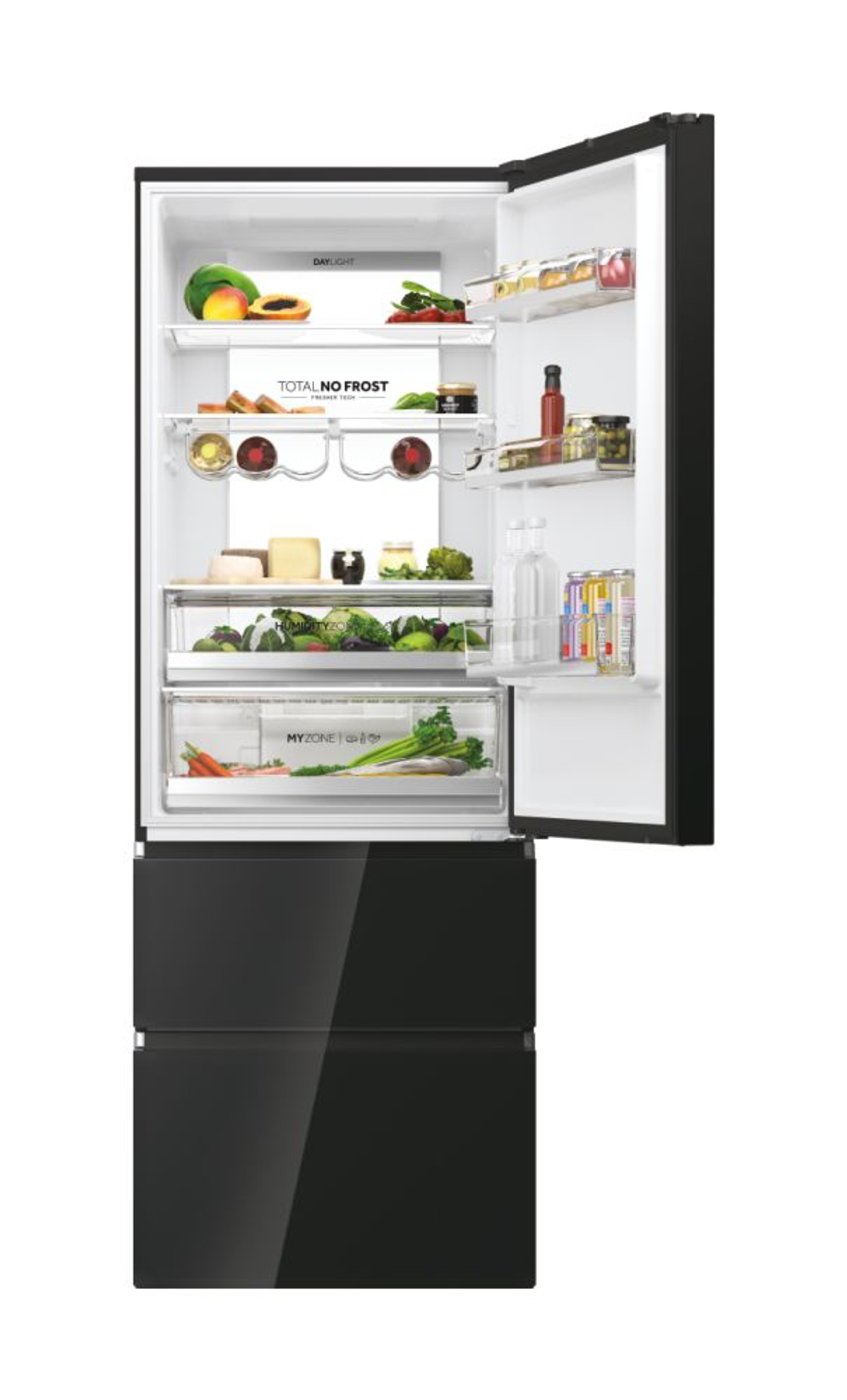 Un refrigerador con la puerta abierta, mostrando estantes con comida y cajones, sobre un fondo blanco.