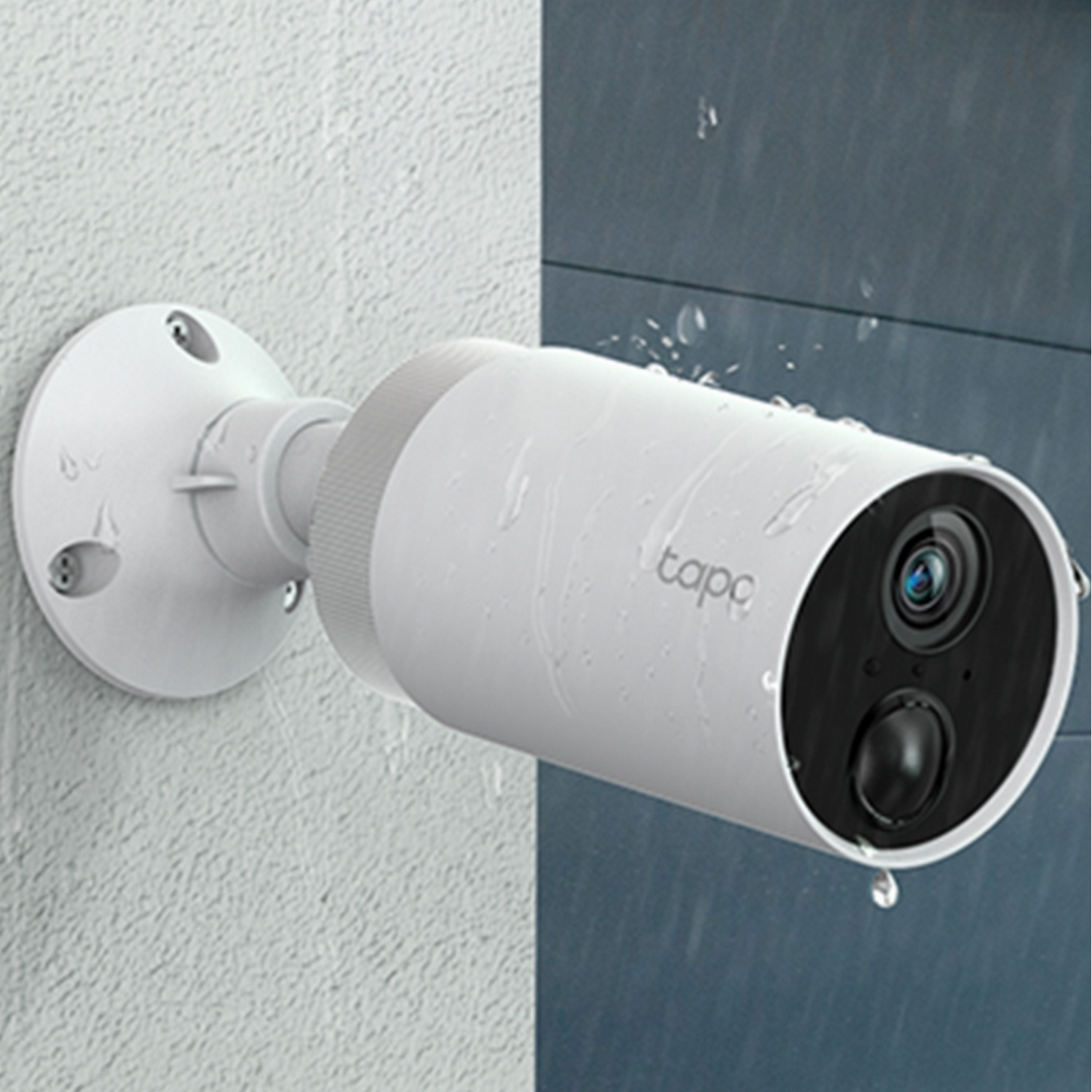 Biała kamera bezpieczeństwa Tapo zamontowana na ścianie, z kroplami wody.