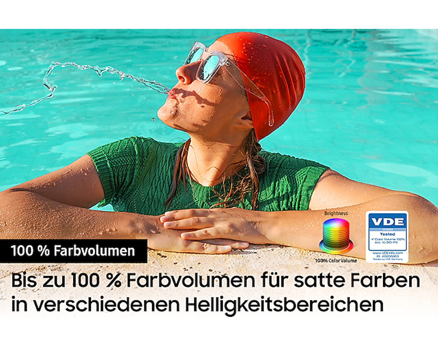 Kobieta w okularach w basenie, woda pluska. Tekst: 100% objętości koloru dla bogatych kolorów.