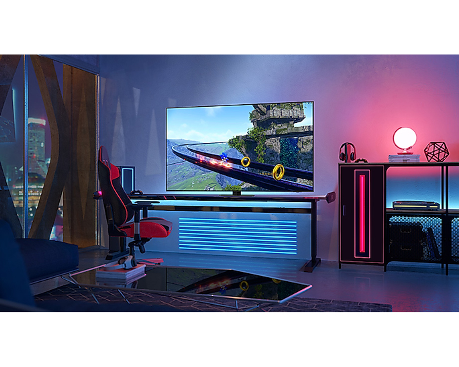 Konfiguracja do gier, z dużym telewizorem, krzesłem do gier, biurkiem i dekoracyjnym oświetleniem.